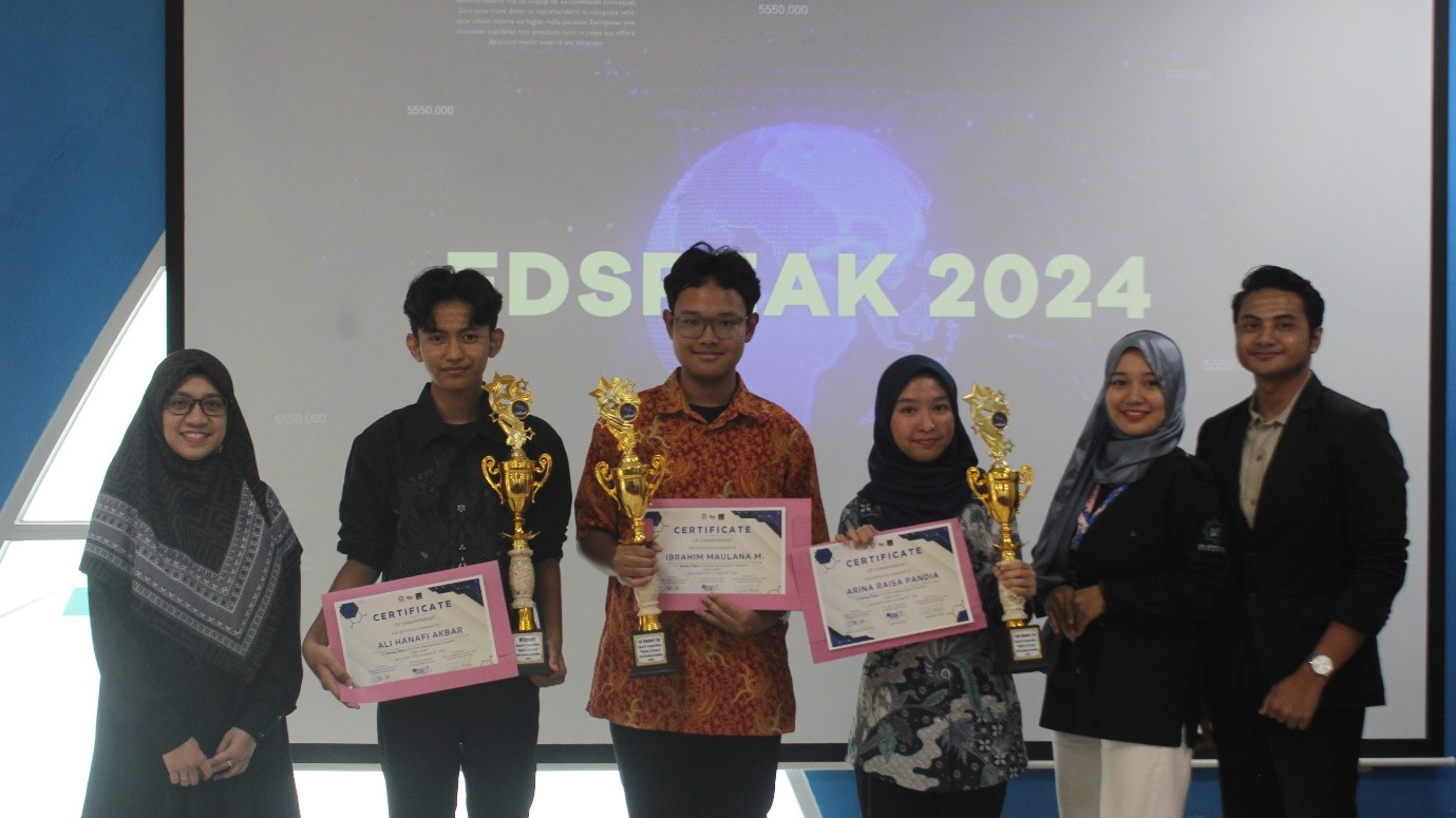 JUARA - Sebanyak tiga siswa dan siswi SMA Al Muslim borong juara 2 dan tiga Lomba Speech dan News Anchor di UIN Sunan Ampel Surabaya kemarin.