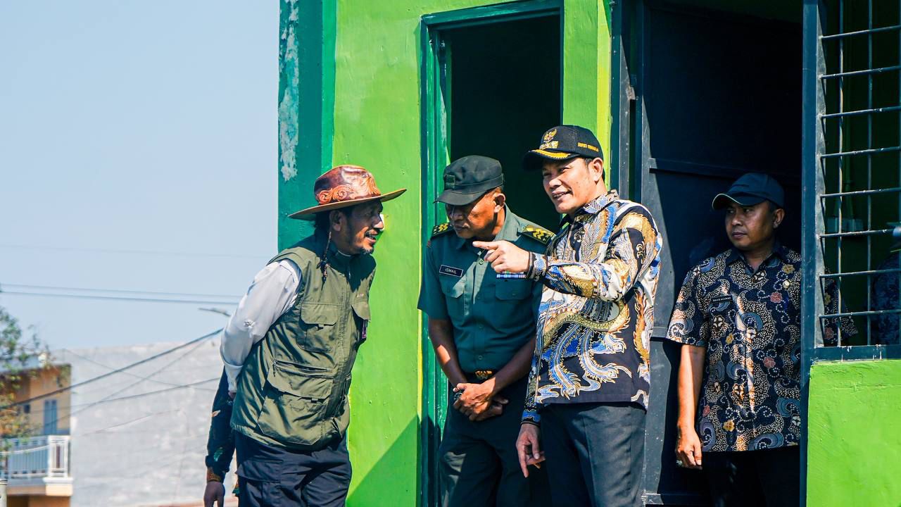 SIDAK - Plt Bupati Sidoarjo, Subandi melakukan Inspeksi Mendadak (Sidak) di sejumlah rumah pompa air di Kecamatan Tanggulangin, Sidoarjo sebagai antisipasi langganan banjir di musim hujan, Selasa (03/09/2024). 