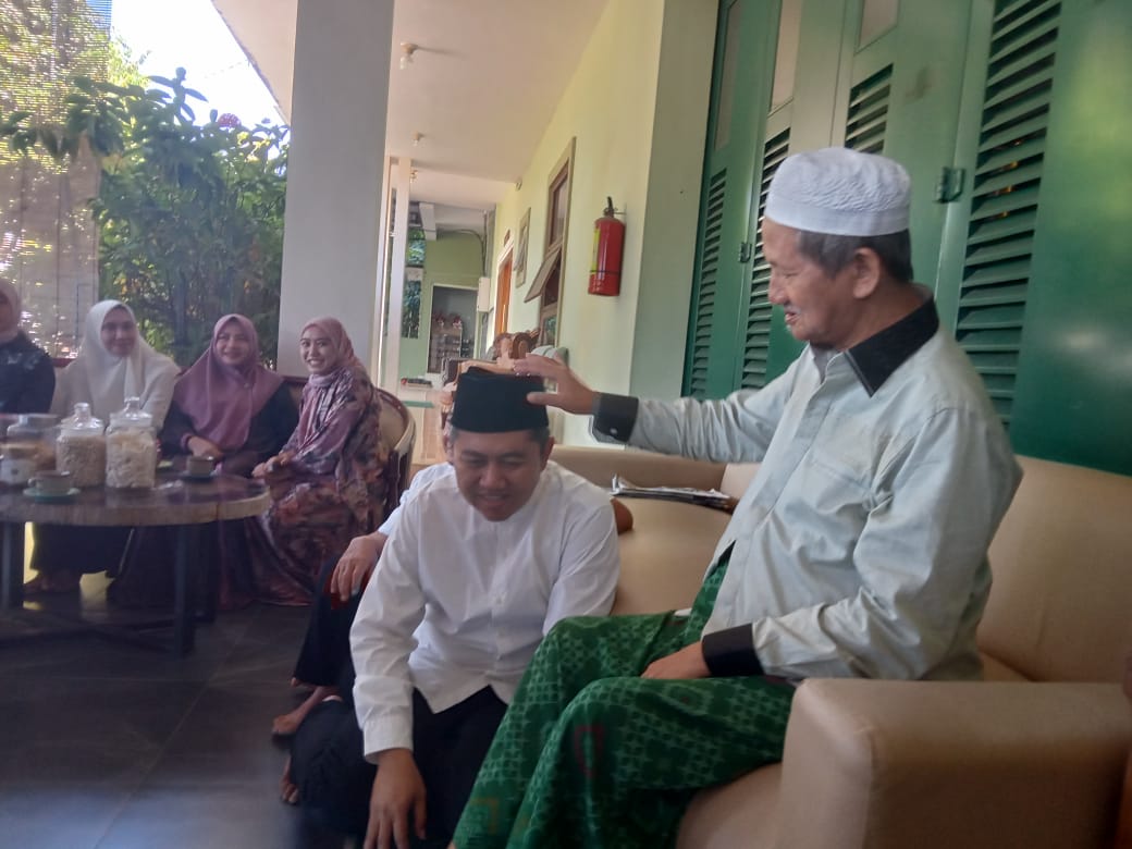 RESTU - KH Agoes Ali Masyhuri (Gus Ali) memberi restu Paslon Achmad Amir Aslichin - Edi Widodo (SAE) bersama tim untuk memenangkan Pilkada Sidoarjo 27 Nopember 2024 saat silaturrahmi ke Pesantren Bumi Shalawat Desa Lebo, Sidoarjo, Rabu (04/09/2024).