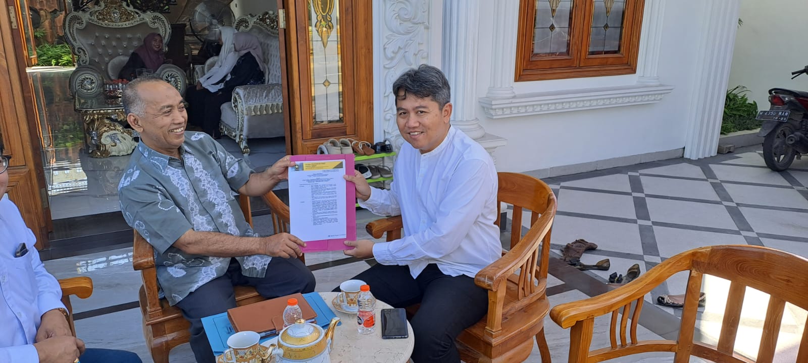 SERAHKAN - Partai Ummat mengerjakan surat dukungan kepada Paslon SAE diterima langsung Cabup Achmad Amir Aslichin didampingi Ketua Pemenangan SAE, H Usman M Kes, Rabu (04/09/2024).