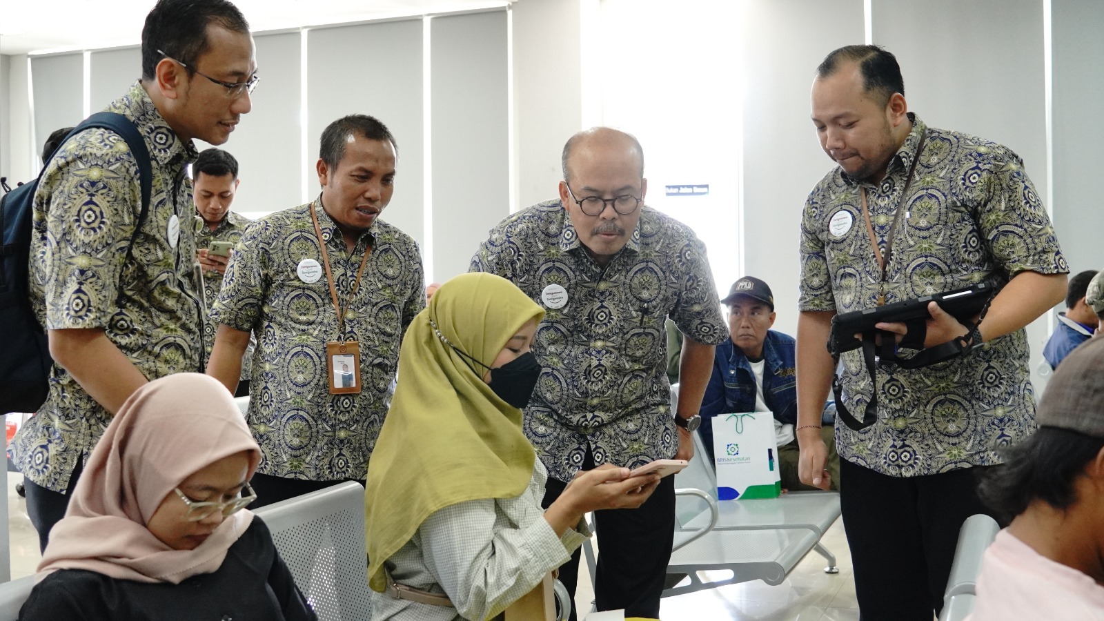 SAPA PELANGGAN - Deputi Direksi BPJS Kesehatan Wilayah Jatim, Arief Syaefudin hadir pada kegiatan jumpa peserta JKN di Kantor BPJS Kesehatan Cabang Sidoarjo demi pelayanan sigap dan penuh senyum, Rabu (04/09/2024). 