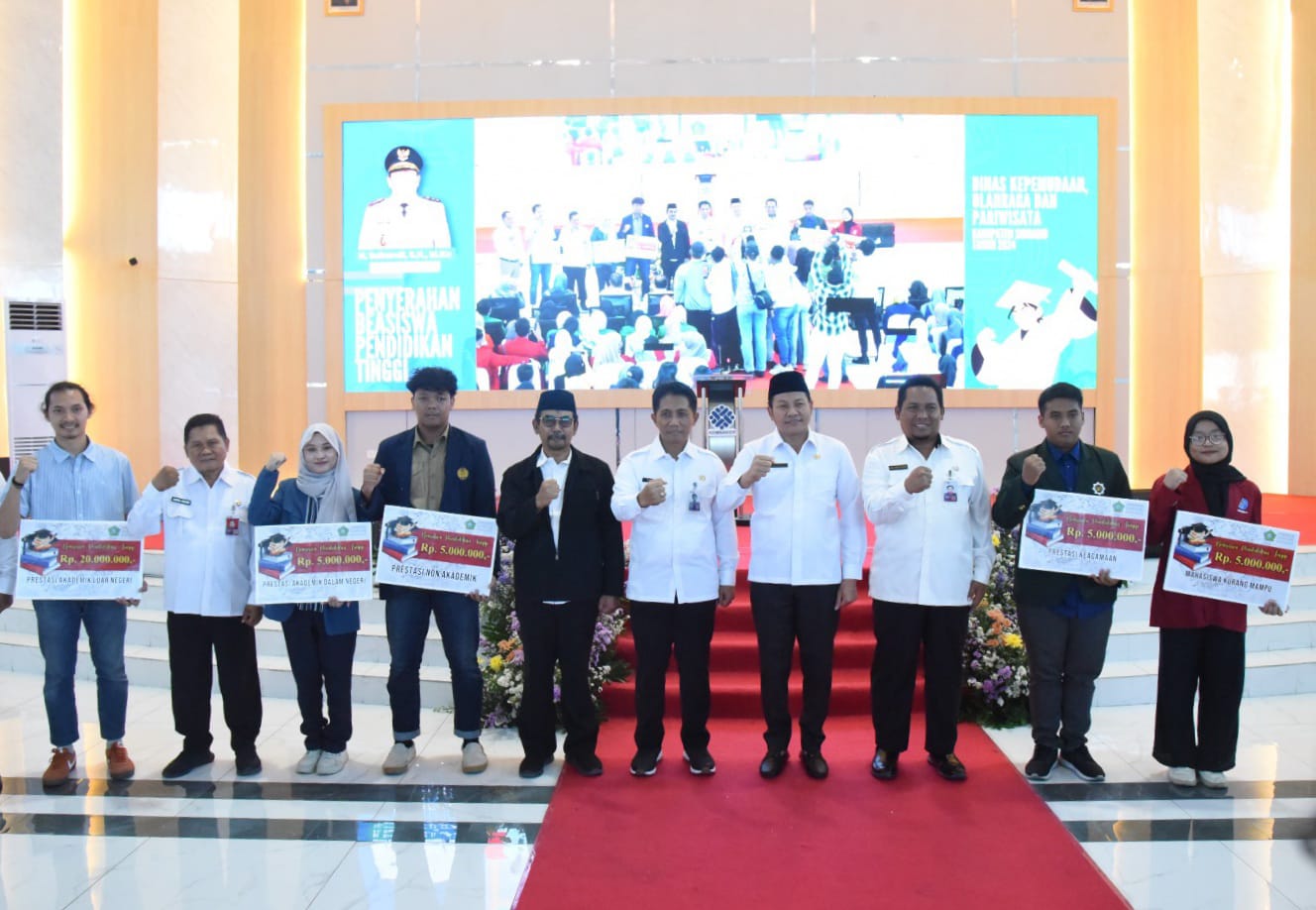 BEASISWA - Plt Bupati Sidoarjo, Subandi menyerahkan beasiswa bagi ribuan mahasiswa penerima beasiswa pendidikan tinggi yang diserahkan langsung di Balai Pelatihan Vokasi dan Produktivitas (BPVP) Tulangan, Sidoarjo, Rabu (04/09/2024).