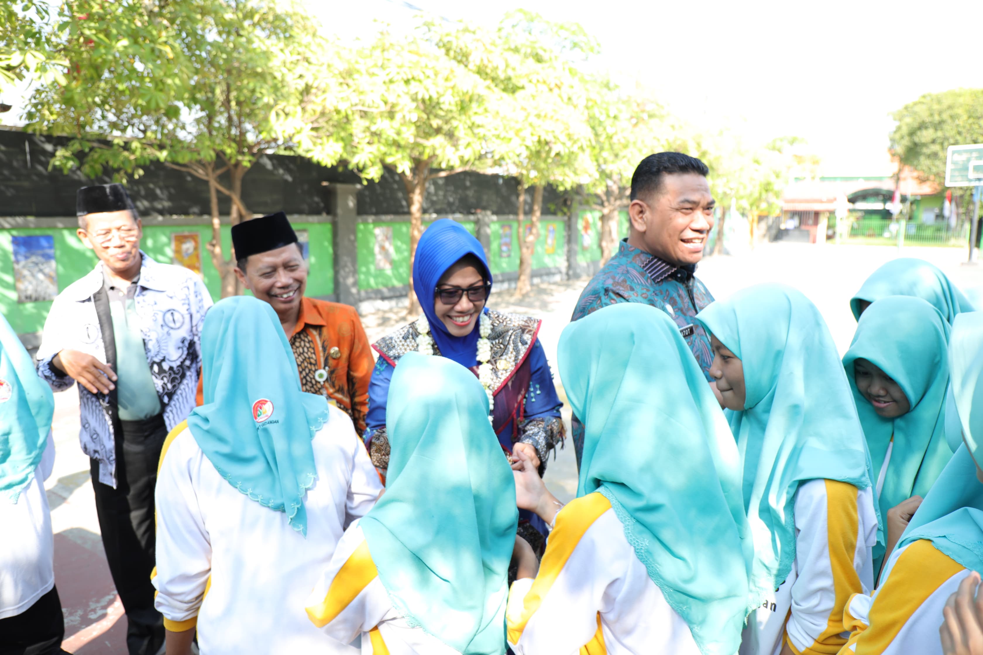 BERGIZI - Sebanyak 193 Sekolah Menengah Pertama Negeri (SMPN) di Kabupaten Sidoarjo menggelar Gerakan Nasional Aksi Bergizi Tahun 2024 sebagai upaya mencegah tingginya kasus stunting seperti di SMPN 1 Gedangan, Kamis (05/09/2024).