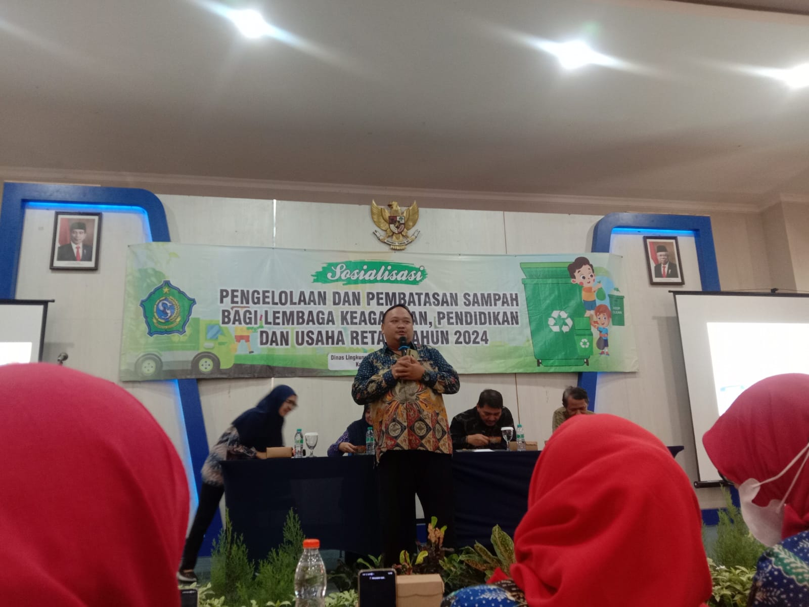PENGELOLAAN SAMPAH - Sebanyak 6 guru SD, SMP dan SMA Al Muslim Jawa Timur mengikuti kegiatan sosialisasi pengelolaan dan pembatasan sampah yang digelar DLHK Pemkab Sidoarjo, Kamis (05/09/2024).
