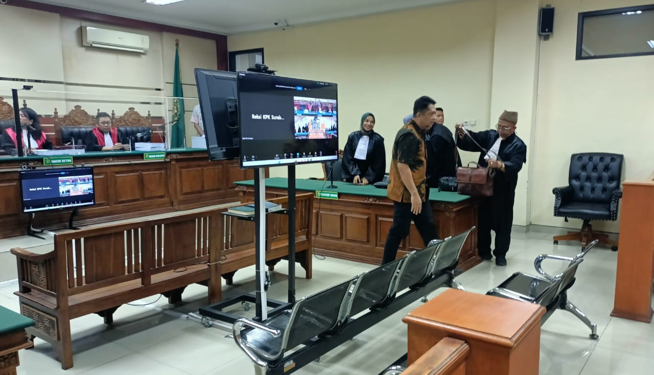 DITUNTUT - Mantan Kepala BPPD Pemkab Sidoarjo, Ari Suryono dituntut JPU KPK dengan tuntutan 7 tahun 6 bulan penjara, denda Rp 500 juta serta uang pengganti Rp 7,250 miliar subsider kurungan 3 tahun di Pengadilan Tipikor Surabaya, Jumat (06/09/2024).