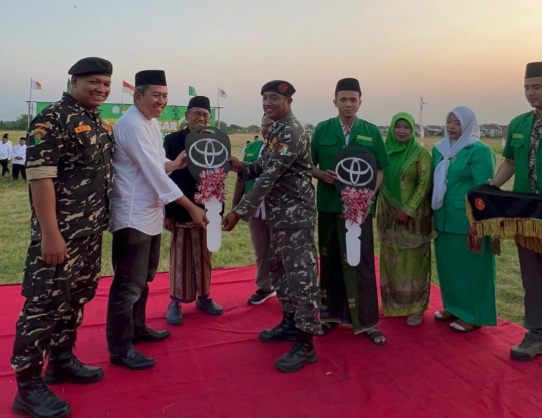 SERAHKAN - Anggota DPRD Provinsi Jatim periode 2019-2024, Achmad Amir Aslichin menyerahkan bantuan 2 mobil operasional jenis Toyota Avanza untuk Ansor dan Banser saat PKD dan Diklatsar di Desa Urangagung, Kecamatan Sidoarjo, Jumat (06/09/2024) sore.