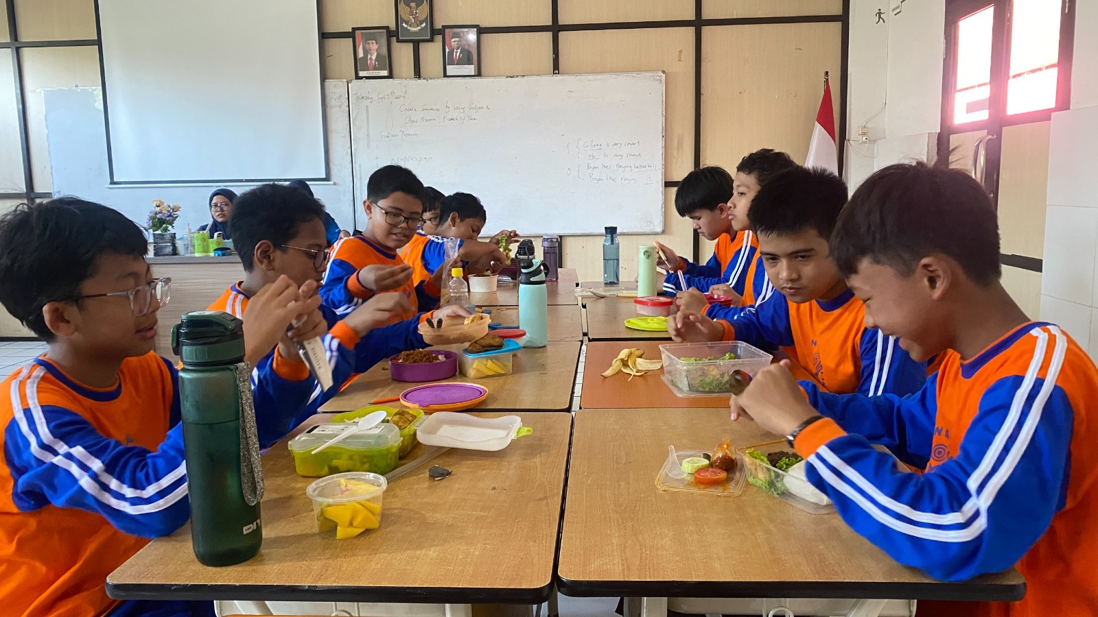 GIZI - SMP Al Muslim kembali menunjukkan kepeduliannya terhadap kesehatan generasi muda dengan menggelar kegiatan Aksi Bergizi bertema Youth Health Pioneer, Jumat (06/09/2024).