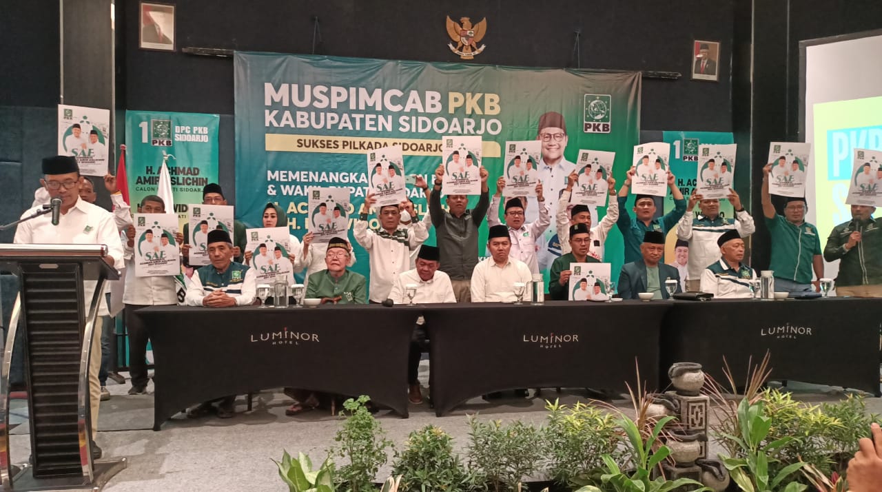 DEKLARASI - Pengurus DPC dan Fraksi PKB Sidoarjo mendeklarasikan kemenangan Paslon Bupati dan Wakil Bupati Sidoarjo, Achmad Amir Aslichin dan Edy Widodo di Luminor Hotel Sidoarjo tanpa dihadiri salah satu anggota Fraksi PKB karena luar kota, Sabtu (07/09/