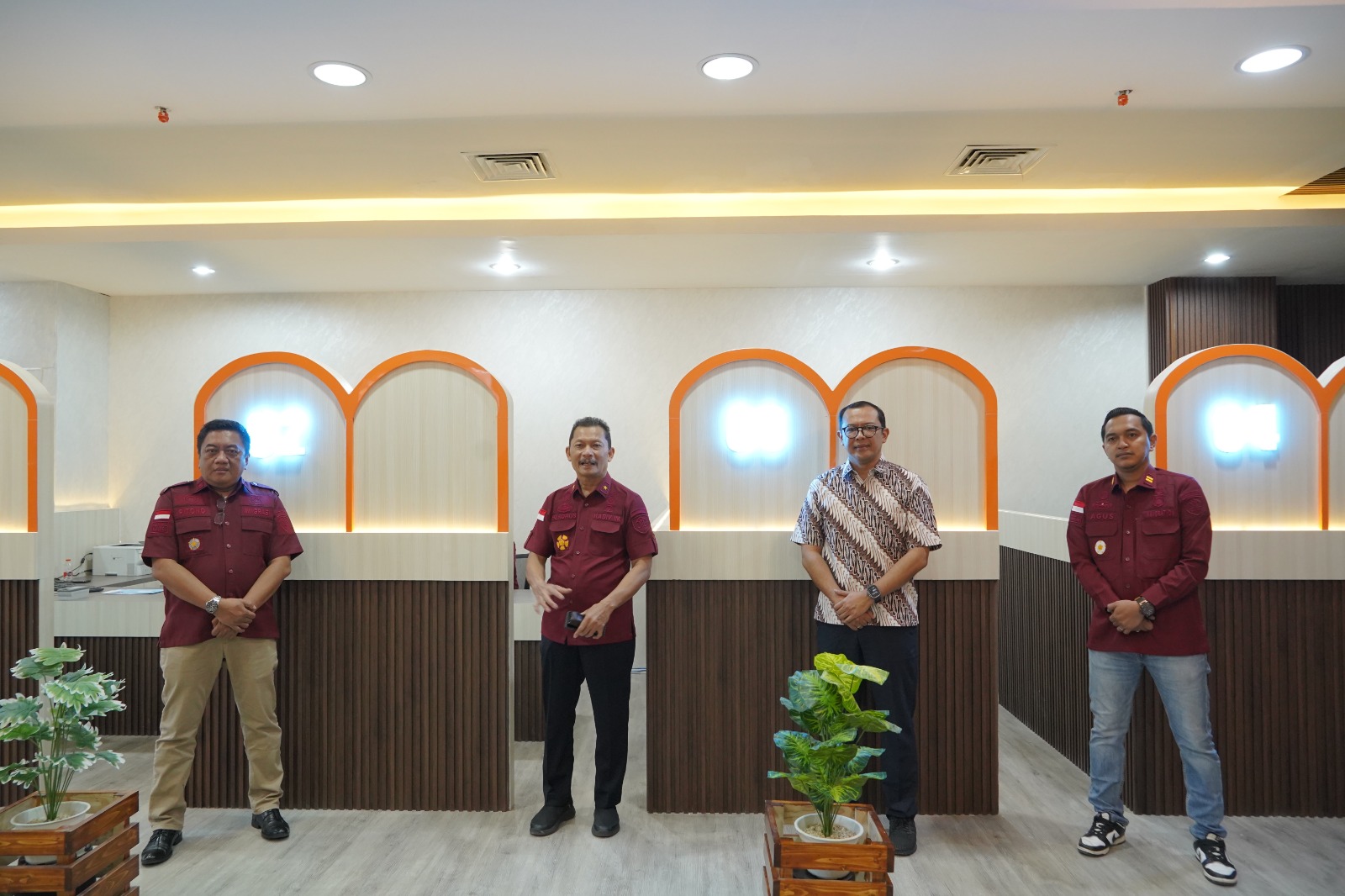 LAUNCHING - Kanwil Kemenkumham Jatim menawarkan konsep baru pelayanan publik keimigrasian. Melalui Kantor Imigrasi Tanjung Perak, instansi yang dipimpin Heni Yuwono itu membuka Immigration Lounge di Icon Mall Gresik, Sabtu (07/09/2024).