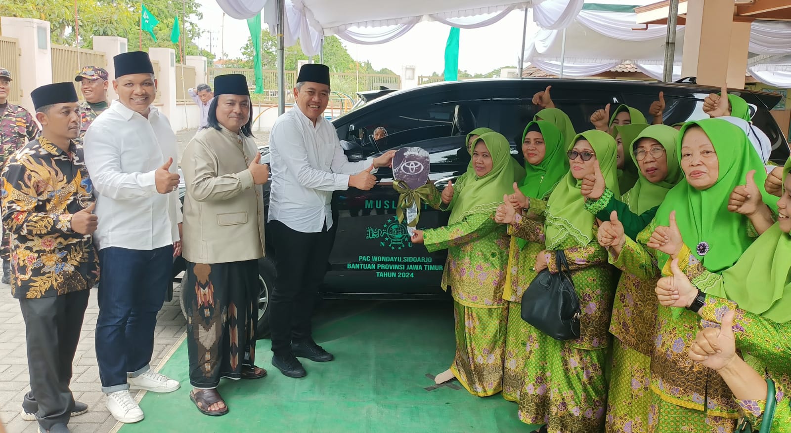 SERAHKAN - Mantan anggota DPRD Jatim Achmad Amir Aslichin menyerahkan mobil operasional untuk PAC Muslimat Wonoayu didampingi anggota Fraksi PKB Dapil III Rizza Ali Faizin dan Atok Ashari di Desa Ketimbang, Kecamatan Wonoayu, Sidoarjo Minggu (08/09/2024).