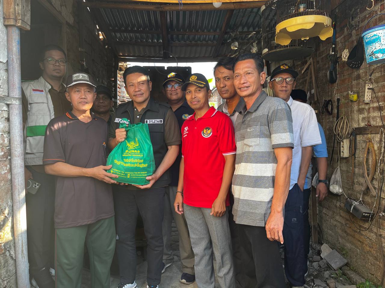 RTLH - Plt Bupati Sidoarjo, Subandi melaksanakan Inspeksi Mendadak (Sidak) Rumah Tidak Layak Huni (RTLH) milik Ahmad Marno warga Desa Watugolong Kecamatan Krian, Sidoarjo, Minggu (08/09/2024). 