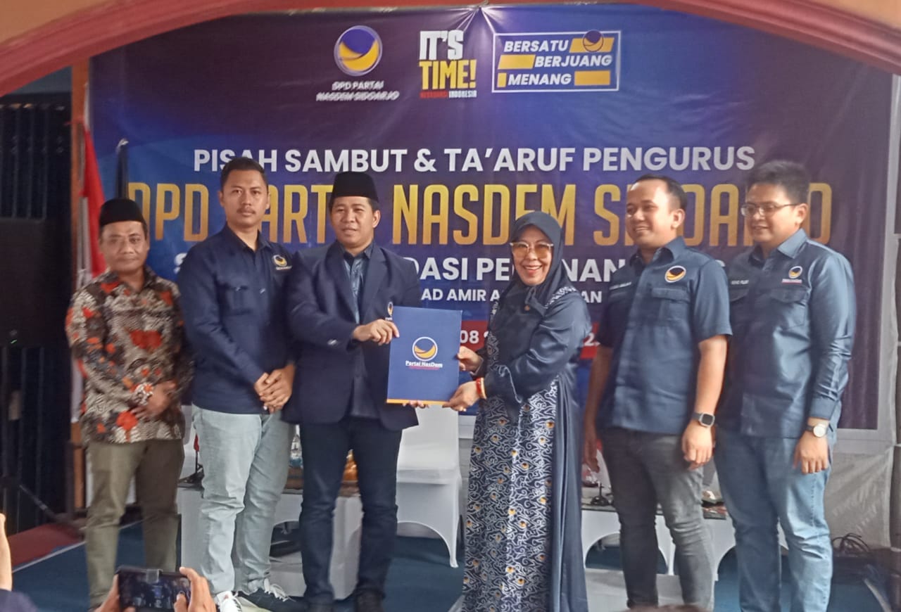 PISAH SAMBUT - Pengurus Dewan Pimpinan Daerah (DPD) Partai Nasional Demokrat (NasDem) Sidoarjo melakukan pergantian Ketua, Sekretaris dan Bendahara (KSB) yang diketahui Muh Zakaria Dimas Pratama, Minggu (08/09/2024) sore.