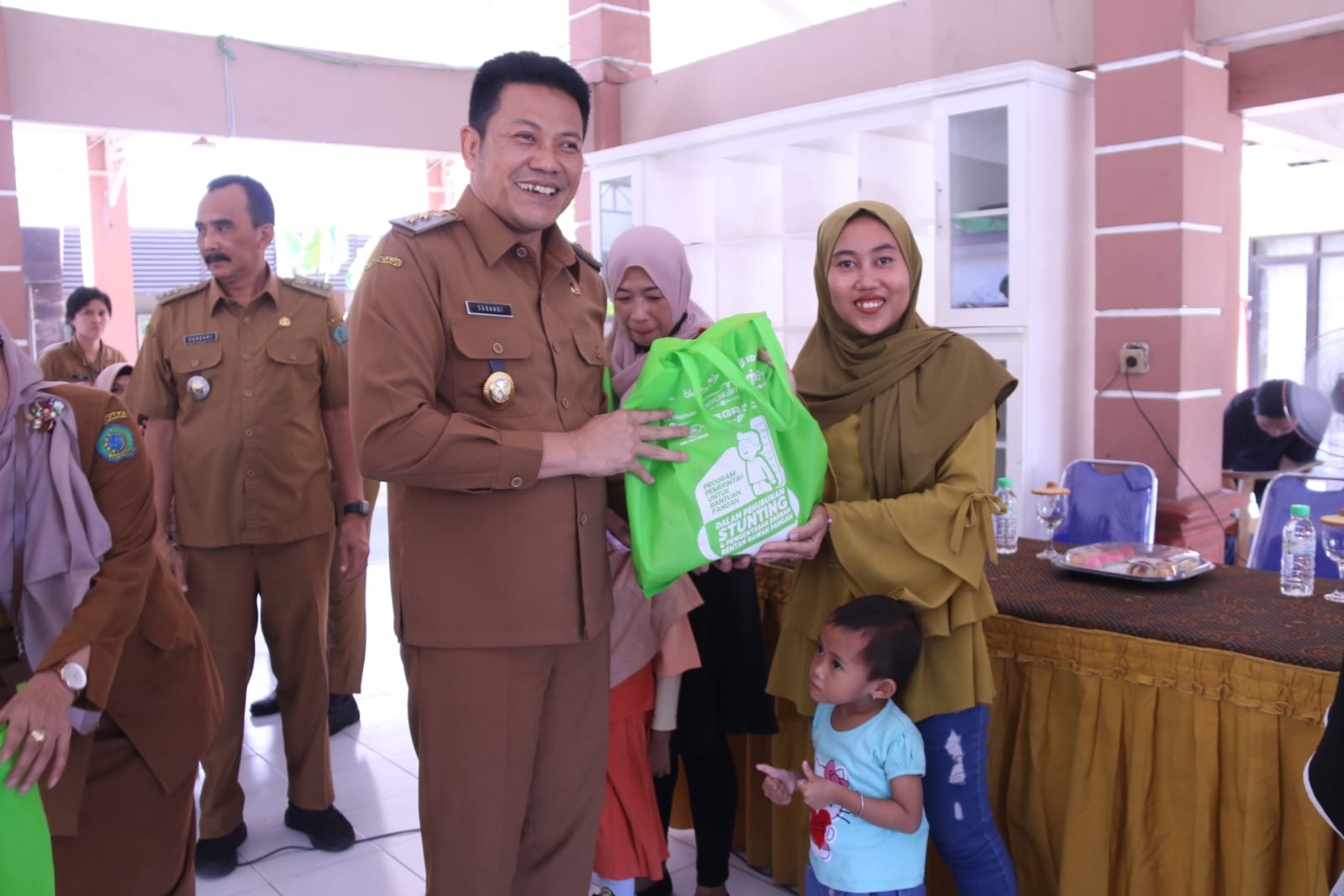 SERAHKAN - Plt Bupati Sidoarjo, Subandi menyerahkan bantuan pangan berupa ayam dan telur kepada 2.085 keluarga di Sidoarjo, Senin (09/092/2024).