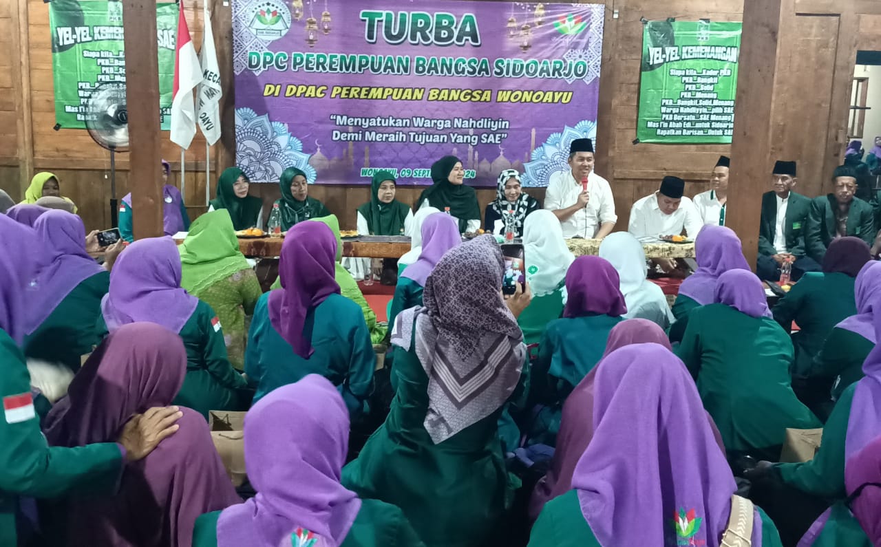 SAMBUTAN - Calon Bupati Sidoarjo, Achmad Amir Aslichin (Mas Iin) sambutan kepada kader DPAC Perempuan Bangsa Wonoayu saat Turba DPC Perempuan Bangsa Sidoarjo di rumah kayu Atok Ashari Desa Ketimbang, Kecamatan Wonoayu, Sidoarjo, Senin (09/09/2024) malam.
