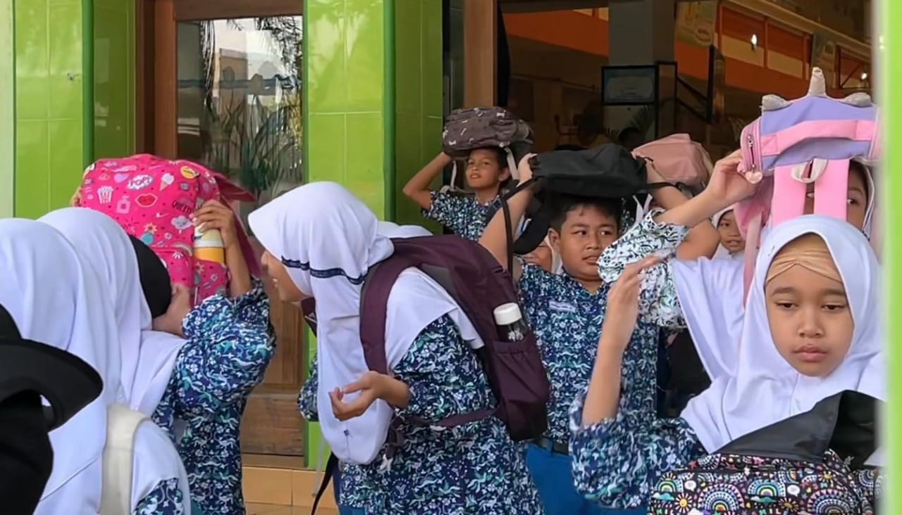 SIMULASI - SD Al Muslim dan BPBD Pemkab Sidoarjo menggelar Kesiapsiagaan dan Simulasi Mitigasi Bencana Gempa Bumi untuk siswa dan tenaga kependidikan SD Al Muslim yang ada di Desa Wadungasri, Kecamatan Waru, Sidoarjo itu, Selasa (10/09/2024).
