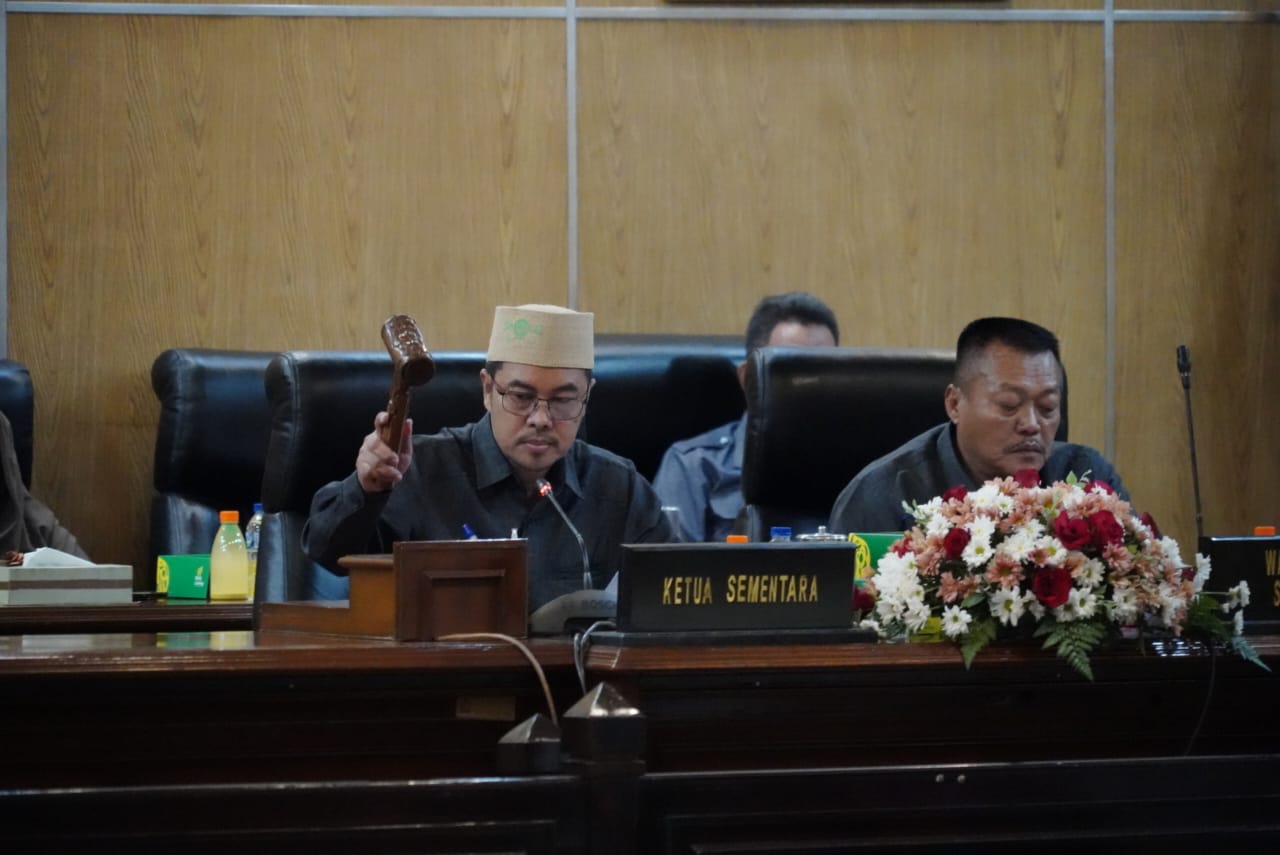 SAH - Ketua DPRD Sidoarjo Sementara, Abdillah Nasih dan Wakil Ketua DPRD Sidoarjo Sementara, Suyarno memimpin rapat paripurna pengesahan susunan pimpinan 7 fraksi di DPRD Sidoarjo periode 2024 - 2029, Rabu (11/09/2024).