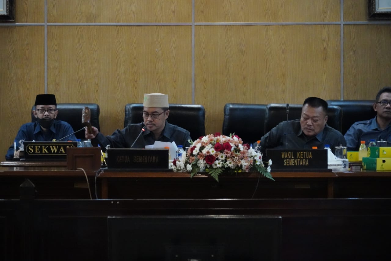 SEMENTARA - Ketua Sementara DPRD Sidoarjo Abdilah Nasih dan Wakil Ketua Sementara Suyarno dapat mandat menjadi pimpinan sementara untuk menyelesaikan susunan pimpinan, Tata Tertib (Tatib) dan Alat Kelengkapan Dewan (AKD) DPRD Sidoarjo periode 2024 - 2029.