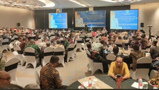 PEMBINAAN - Para Kades dan BPD mengikuti acara Pembinaan di Atria Hotel Malang sempat dijanjikan bakal mendapatkan kenaikan tunjangan (dana) pensiunan di Tahun 2025, tetapi anggaran belum dibahas Badan Anggaran (Banggar) DPRD Sidoarjo.