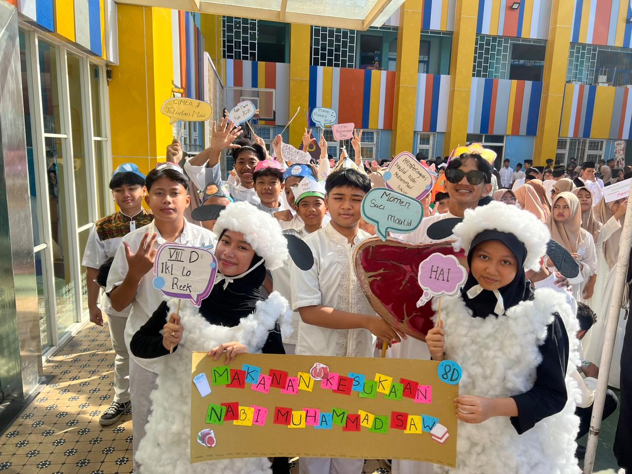 PAWAI - Siswa dan siswi SMP Muhammadiyah 2 Taman (Spemduta) Sidoarjo menggelar pawai Maulid Nabi Muhammad SAW dengan berbagai tema menarik dan berbeda - beda dari setiap kelas dengan manfaatkan bahan kardus bekas, Jum’at (13/09/2024).