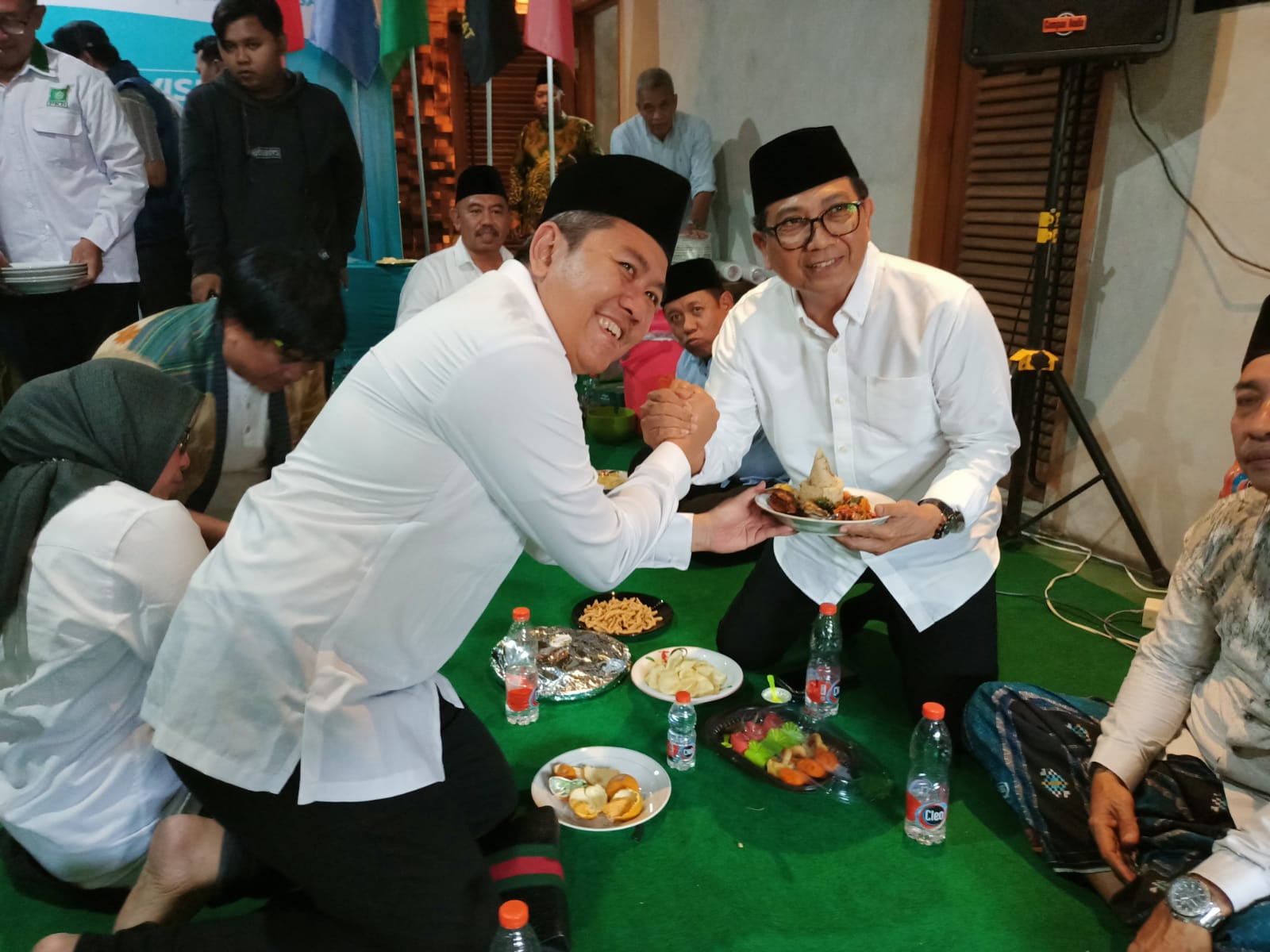POSKO - Pembukaan Posko Paslon Cabup dan Cawabup, Achmad Amir Aslichin dan Edy Widodo di Perumahan Taman Pinang Indah (TPI) dihadiri berbagai tokoh masyarakat Sidoarjo, termasuk istri dan putra Cabup partai lainya, Jumat (13/09/2024) sore. 