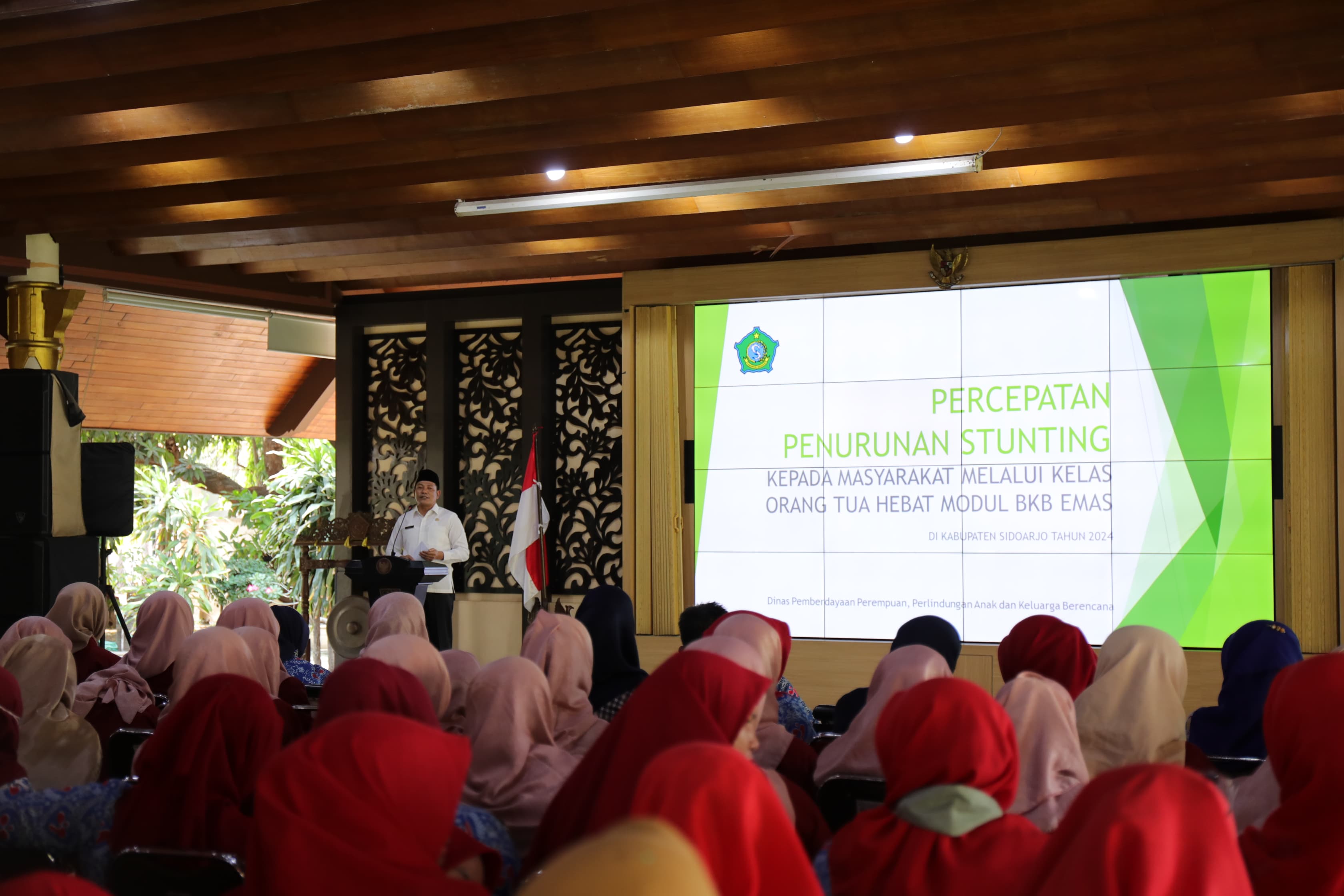 STUNTING - Plt Bupati Sidoarjo, Subandi mengajak terus berkomitmen dalam mempercepat penurunan angka stunting melalui program penguatan pengasuhan anak yaitu Kelas Orang Tua Hebat Modul BKB (Bina Keluarga Balita) Emas di Pendopo Delta Wibawa, Jumat (13/09