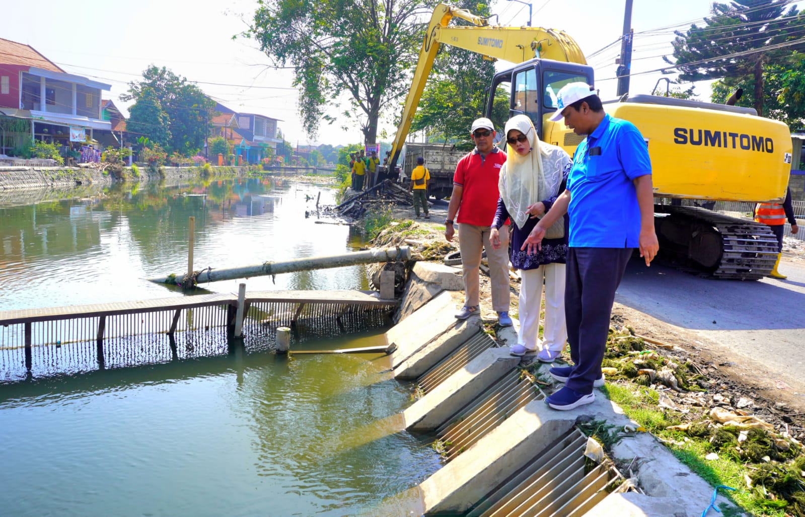 CEK - Dirut Perumda Delta Tirta Sidoarjo, Dwi Hary Soeryadi bersama Direktur Keuangan, Laily Agustin mengecek sumber air Sungai Pelayaran, Desa Tawangsari, Kecamatan Taman, Sidoarjo, Sabtu (14/09/2024).