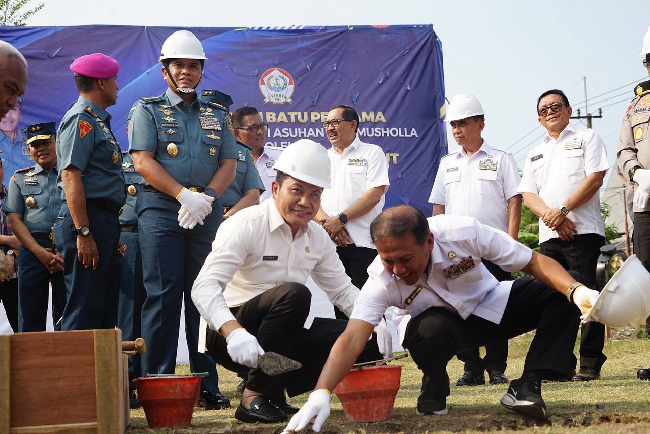BATU PERTAMA - Plt Bupati Sidoarjo, Subandi hadir di acara peletakan batu pertama pembangunan musala dan panti asuhan di Komplek TNI AL Candi, Sidoarjo, Jumat (13/09/2024). 
