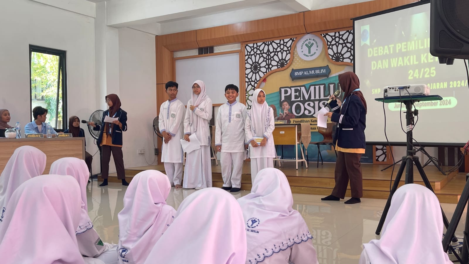 DEBAT - Aula SMP Al Muslim menjadi saksi bisu persaingan ide dan visi para calon pemimpin masa depan dalam debat pemilihan Ketua dan Wakil Ketua OSIS Tahun Ajaran 2024/2025, Jumat (13/09/2024).