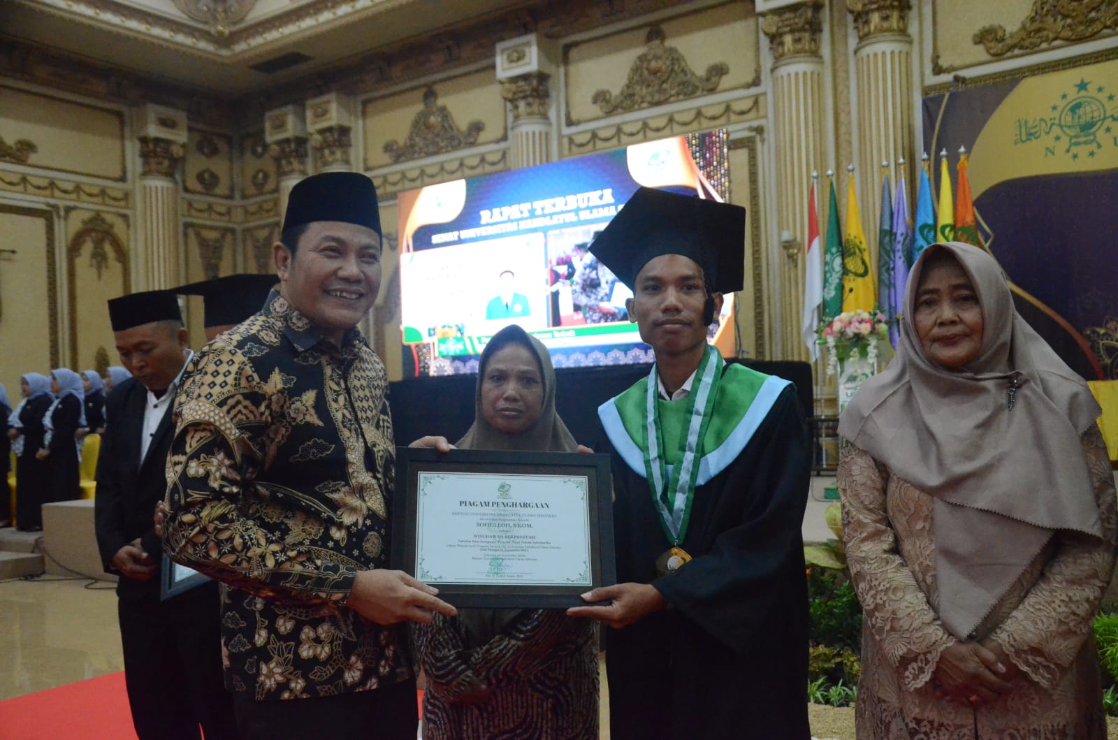 WISUDA - Plt Bupati Sidoarjo, Subandi menghadiri acara wisuda bagi sebanyak 322 mahasiswa Universitas Nahdlatul Ulama Sidoarjo (Unusida) di Hall Hotel Utami Juanda, Sidoarjo, Sabtu (14/09/2024). 