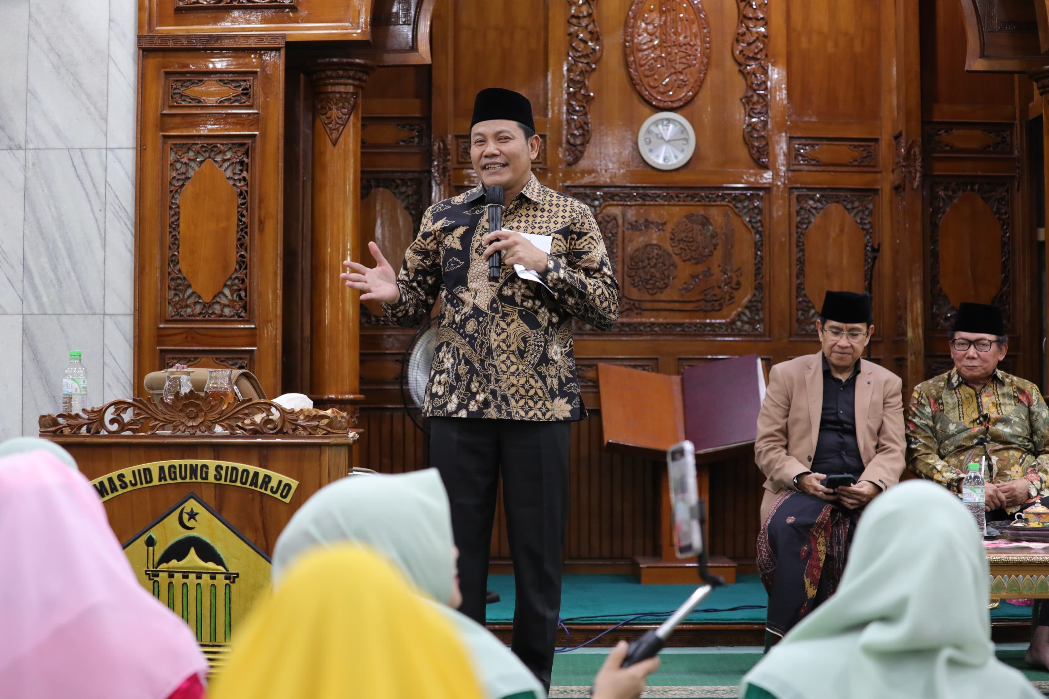 MAULID - Plt Bupati Sidoarjo, Subandi menghadiri peringatan Maulid Nabi Muhammad SAW 1446 Hijriyah/2024 Masehi bersama ribuan jamaah di Masjid Agung Sidoarjo, Sabtu (14/09/2024).