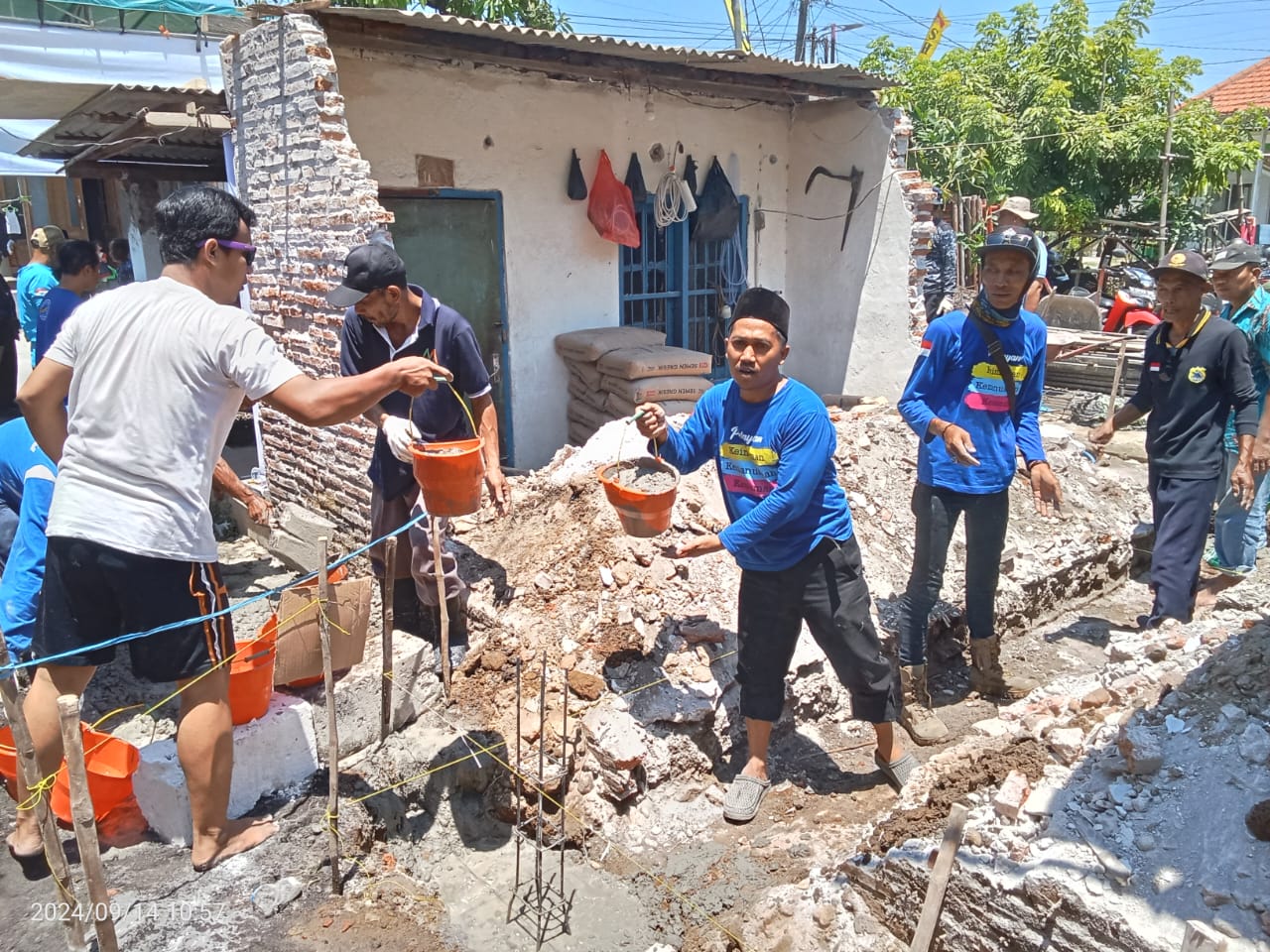 BANGUN RUMAH - Rumah layak huni yang berlabel Rumah Syukur Layak Huni Shiddiqiyyah sedang dibangun diperuntukan Ny Nurul Hidayah warga RT 12, RW 02, Desa Sidodadi, Kecamatan Taman, Sidoarjo, Sabtu (15/09/2024). 