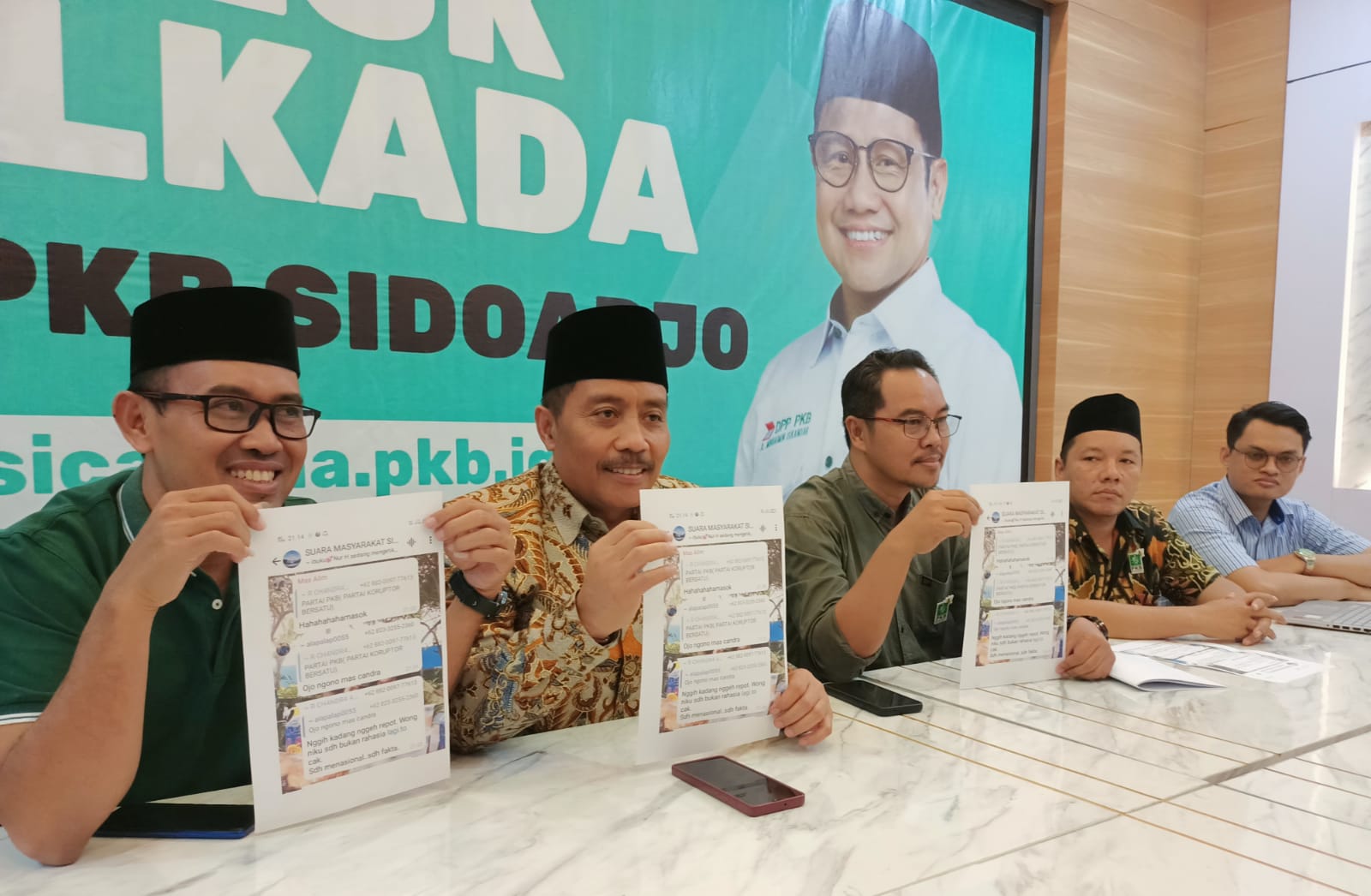 RILIS - Ketua DPC PKB Sidoarjo, didampingi Sekretaris Sihabuddin, Wakil Ketua M Dhamroni Chudlori dan tim kuasa hukum DPC PKB menyoal pelecehan nama PKB di salah satu WhatsApp Group (WAG) di Kantor DPC PKB Sidoarjo, Minggu (15/09/2024) sore.