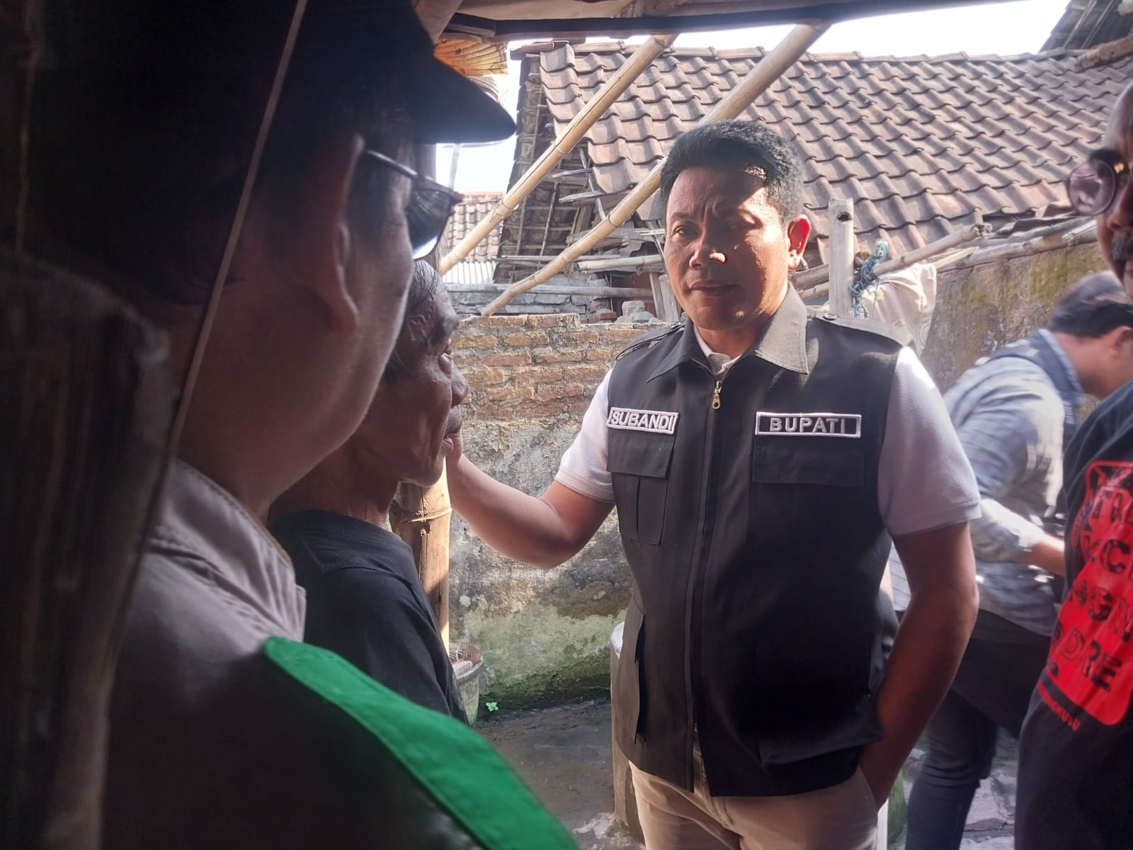 SIDAK - Plt Bupati Sidoarjo, Subandi, Baznas Sidoarjo dan Kepala Dinas Sosial (Dinsos) Pemkab Sidoarjo, Misbahul Munir melaksanakan sidak bedah rumah milik Langgeng Sudiyono di RT 1 RW 01, Desa Terungwetan, Kecamatan Krian, yang tidak layak huni, Minggu (