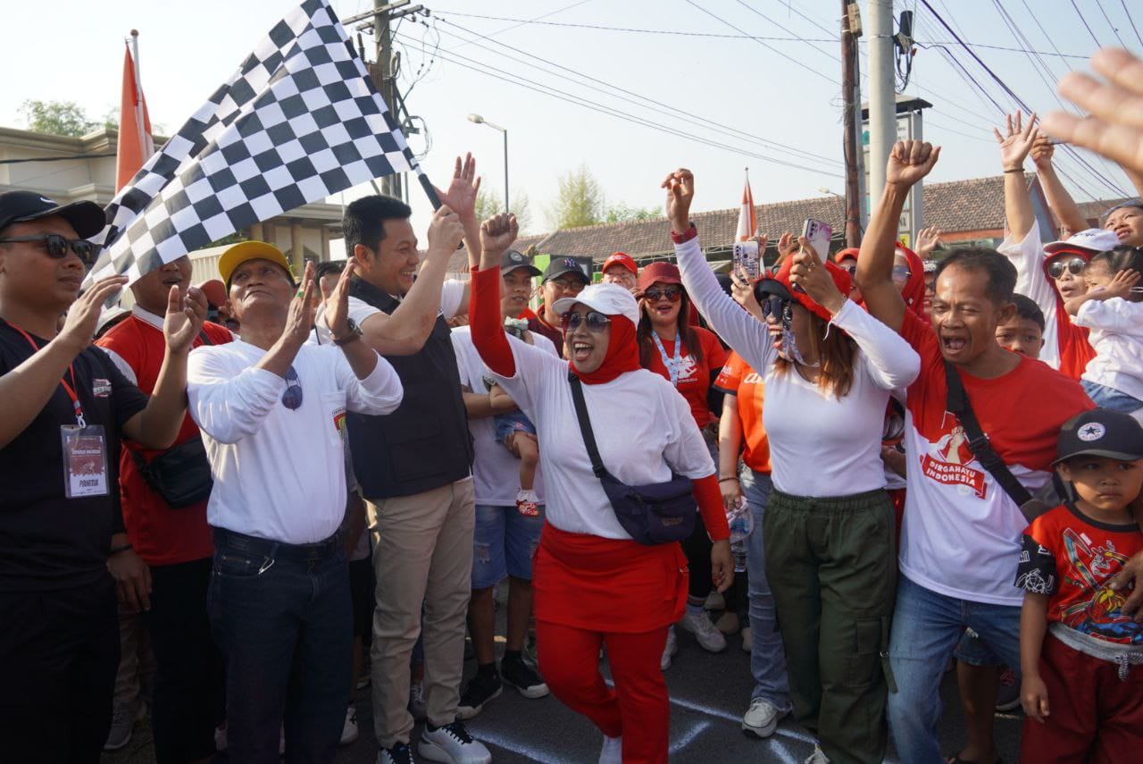 BERANGKATKAN - Plt Bupati Sidoarjo, Subandi memberangkatkan Jalan Sehat yang digelar warga Desa Tempel, Kecamatan Krian, Sidoarjo dalam Peringatan HUT RI ke 79, Minggu (15/09/2024). 