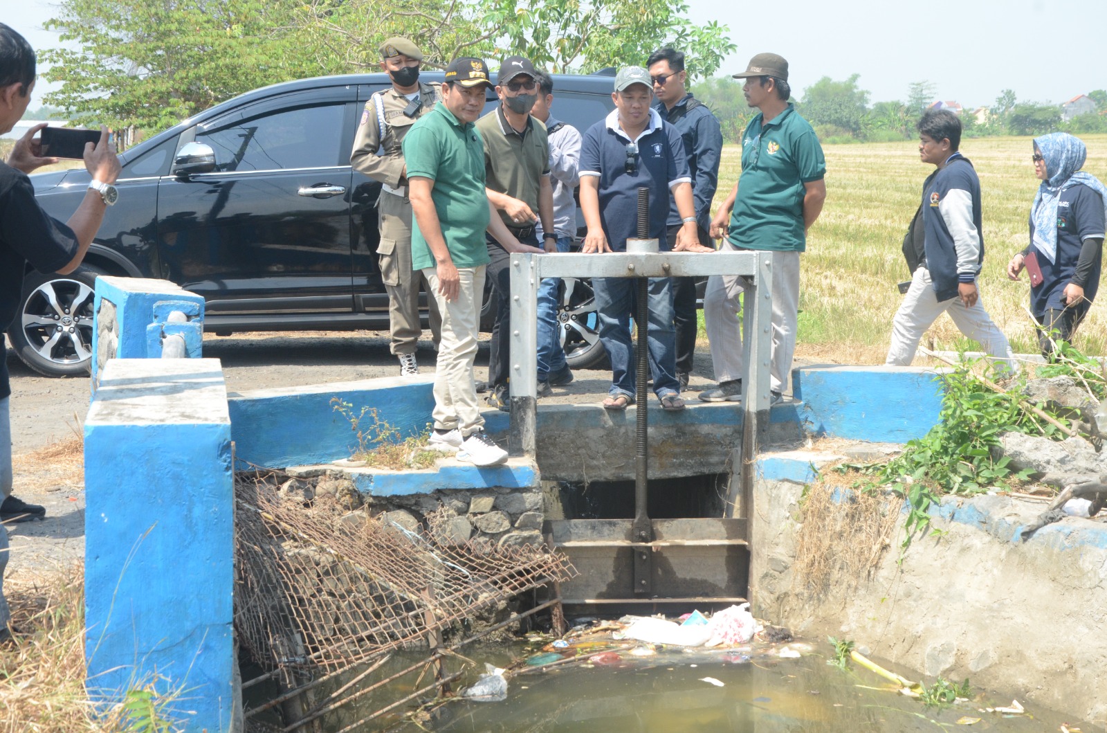 SIDAK - Plt Bupati Sidoarjo, Subandi didampingi Kepala Dinas Pekerjaan Umum Bina Marga dan Sumber Daya Air (PUBM dan SDA) Dwi Eko Saptono dan Camat Tarik Inspeksi Mendadak (Sidak) Sungai Segodobancang, Kecamatan Tarik, Senin (16/09/2024).