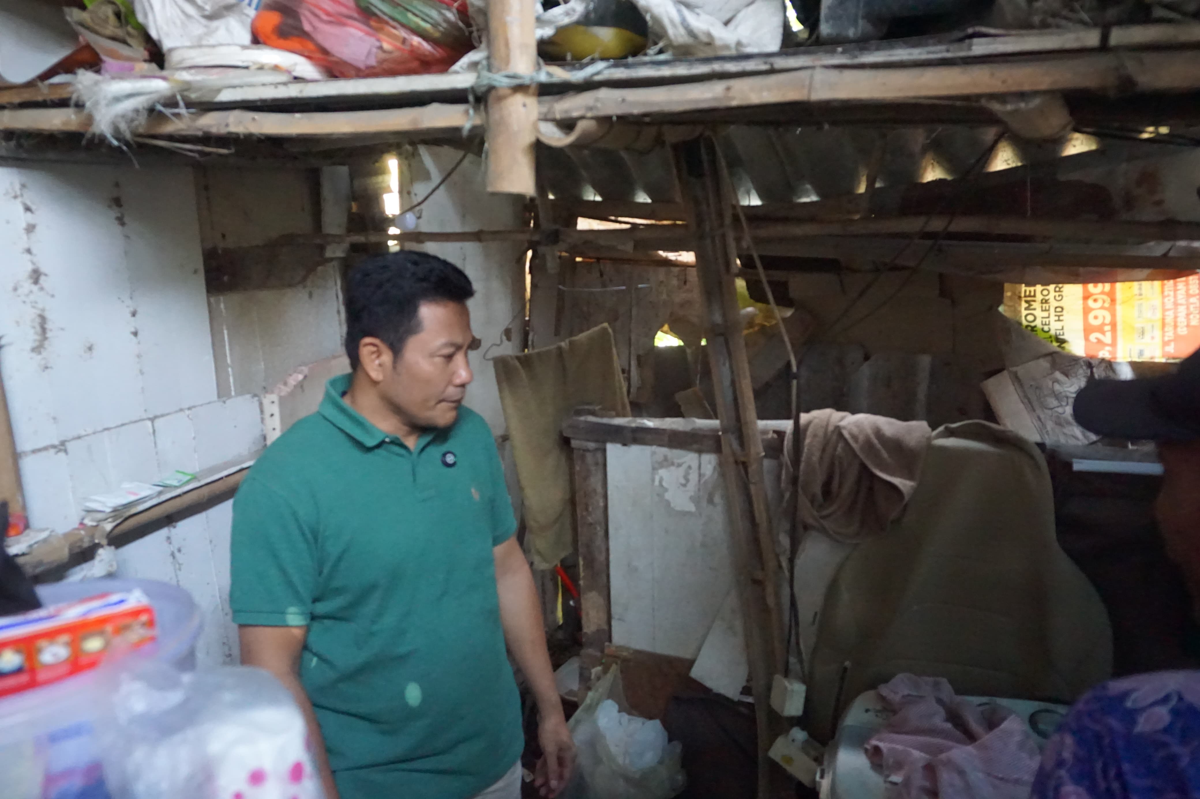 SIDAK - Plt Bupati Sidoarjo, Subandi melaksanakan sidak ke rumah warga tidak mampu di sejumlah desa di Kecamatan Wonoayu untuk memberikan bantuan sekaligus janji rehan Rumah Tidak Layak Huni (RTLH), Senin (16/09/2024).