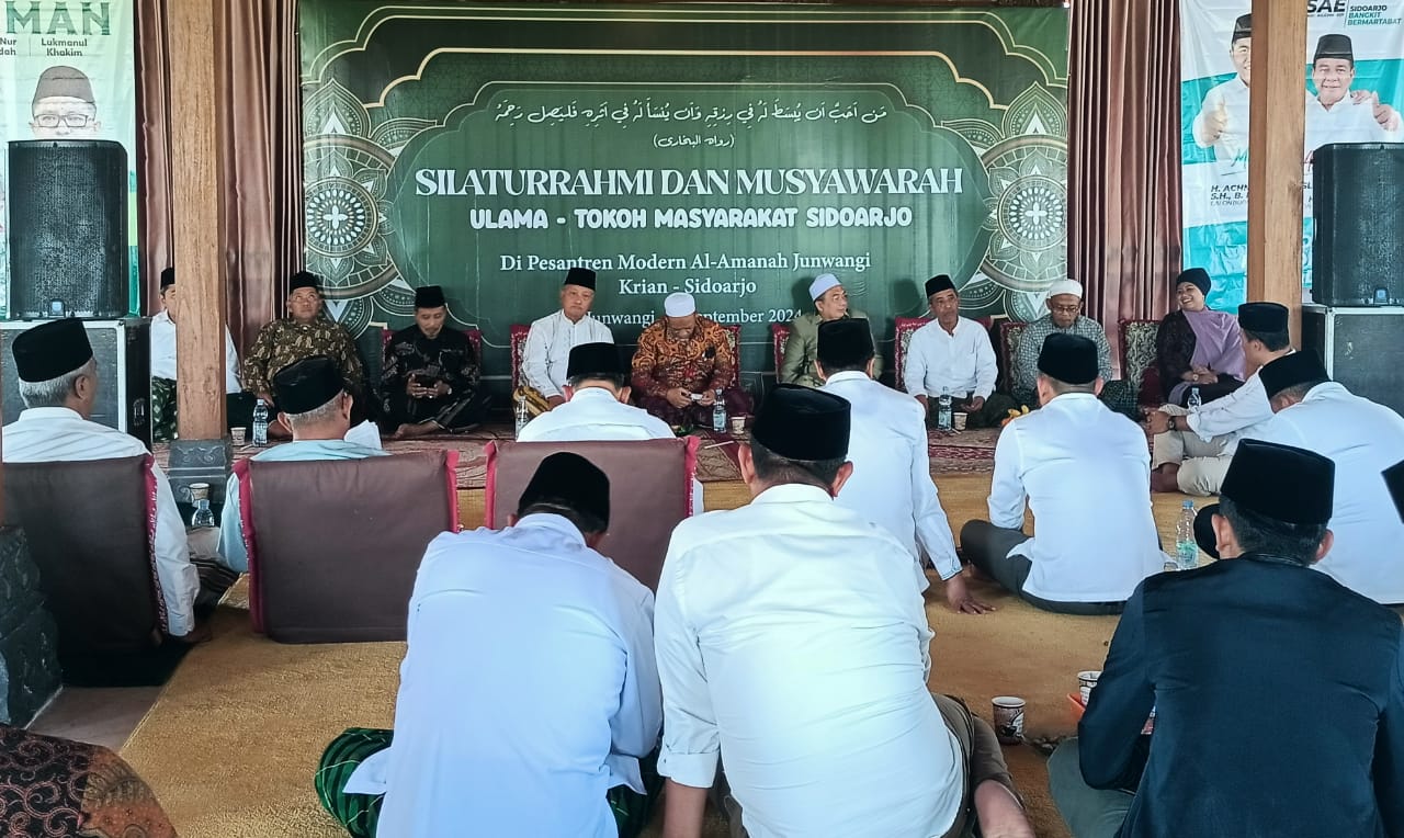 SILATURRAHMI - Pengurus DPC dan Fraksi PKB bersilaturrahmi dengan para Kiai dan Nyai yang dikemas Silaturrahmi dan Musyawarah Ulama dan Tokoh Masyarakat Sidoarjo di Pesantren Modern Al Amanah Junwangi, Kecamatan Krian, Sidoarjo (17/09/2024).