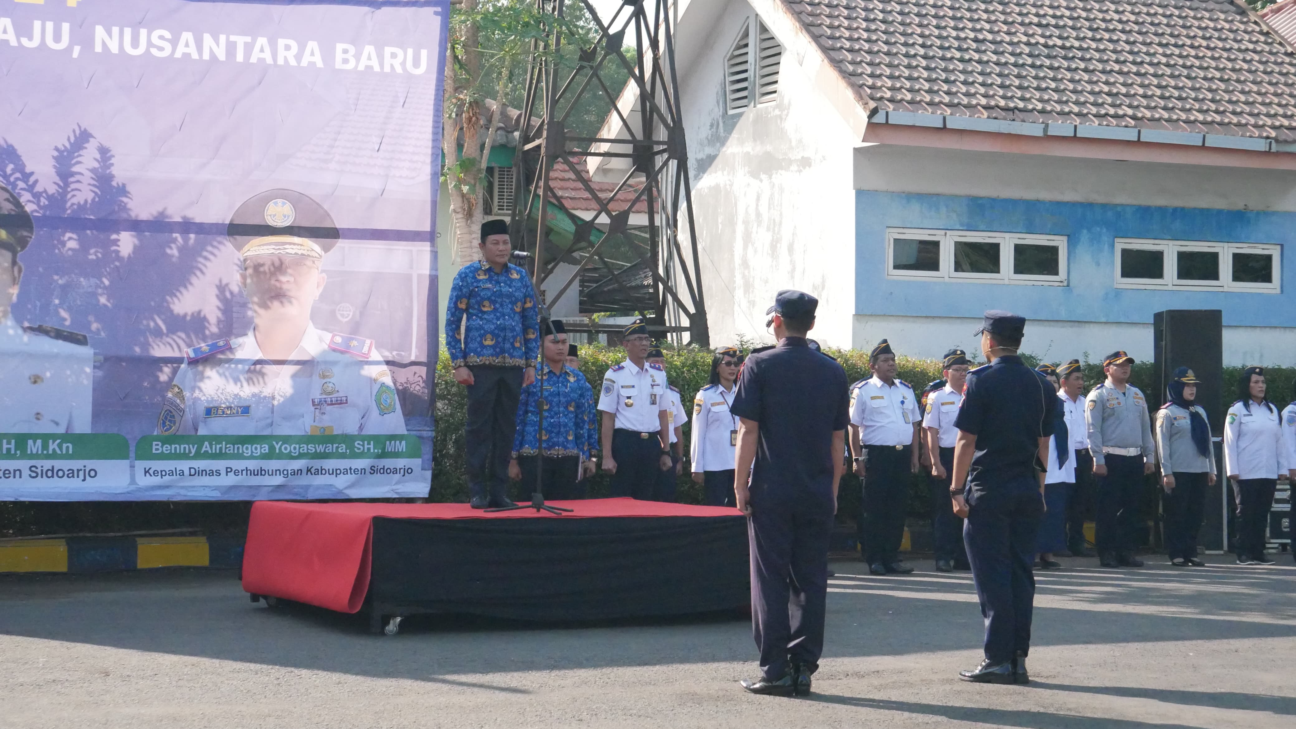 SANTUNAN - Plt Bupati Sidoarjo menghadiri apel peringatan Hari Perhubungan Nasional (Harhubnas) Tahun 2024 sekaligus memberi santunan anak yatim piatu di Halaman Kantor Dinas Perhubungan (Dishub) Pemkab Sidoarjo, Selasa (17/09/2024). 