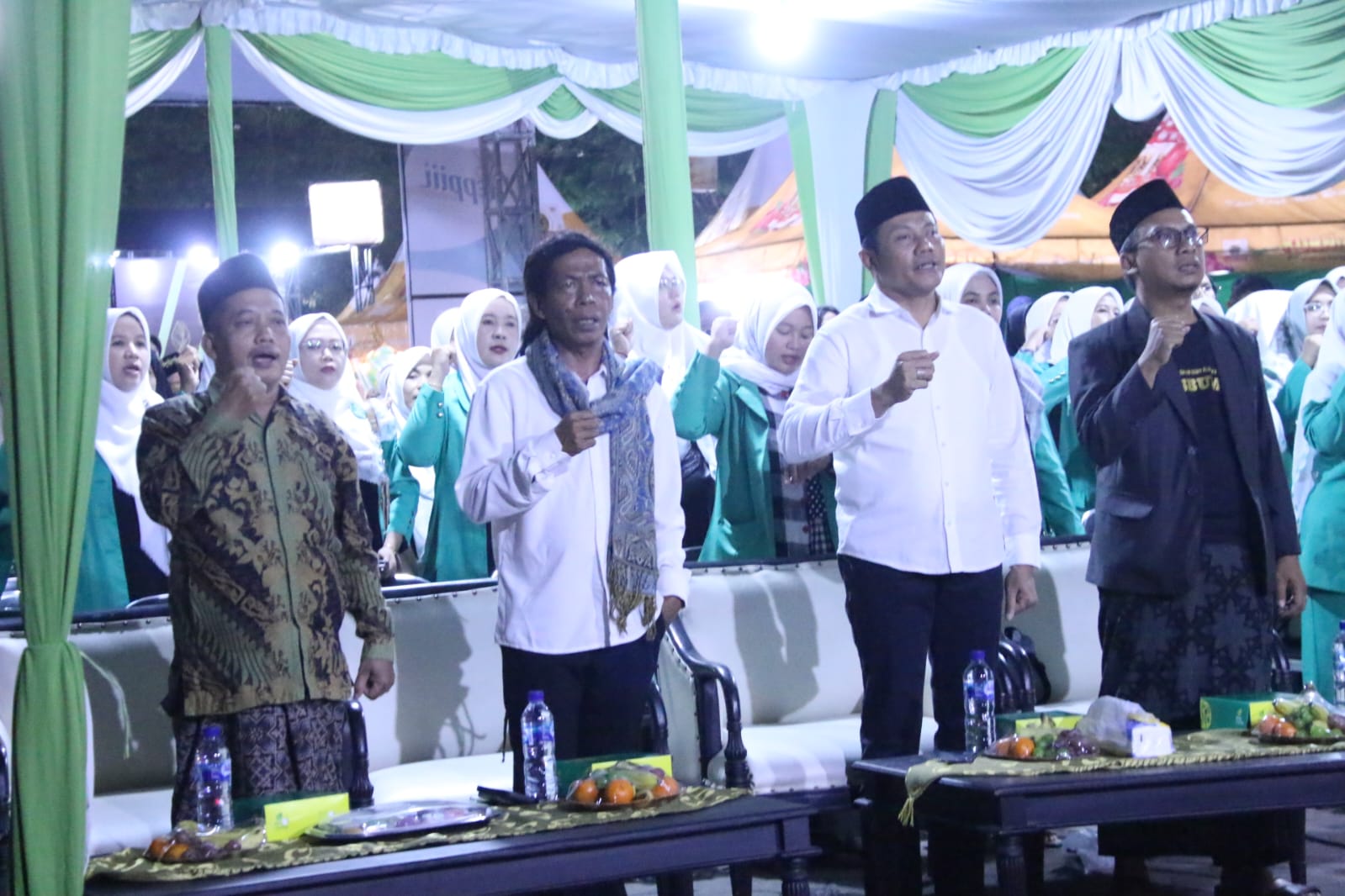 PASAR RAKYAT - Plt Bupati Sidoarjo, Subandi mengapresiasi pasar rakyat Sidobudoyo yang digelar Lembaga Seni Budaya Muslim Nahdlatul Ulama (Lesbumi NU) Sidoarjo di Alun-Alun Sidoarjo, Senin (16/09/2024) malam.