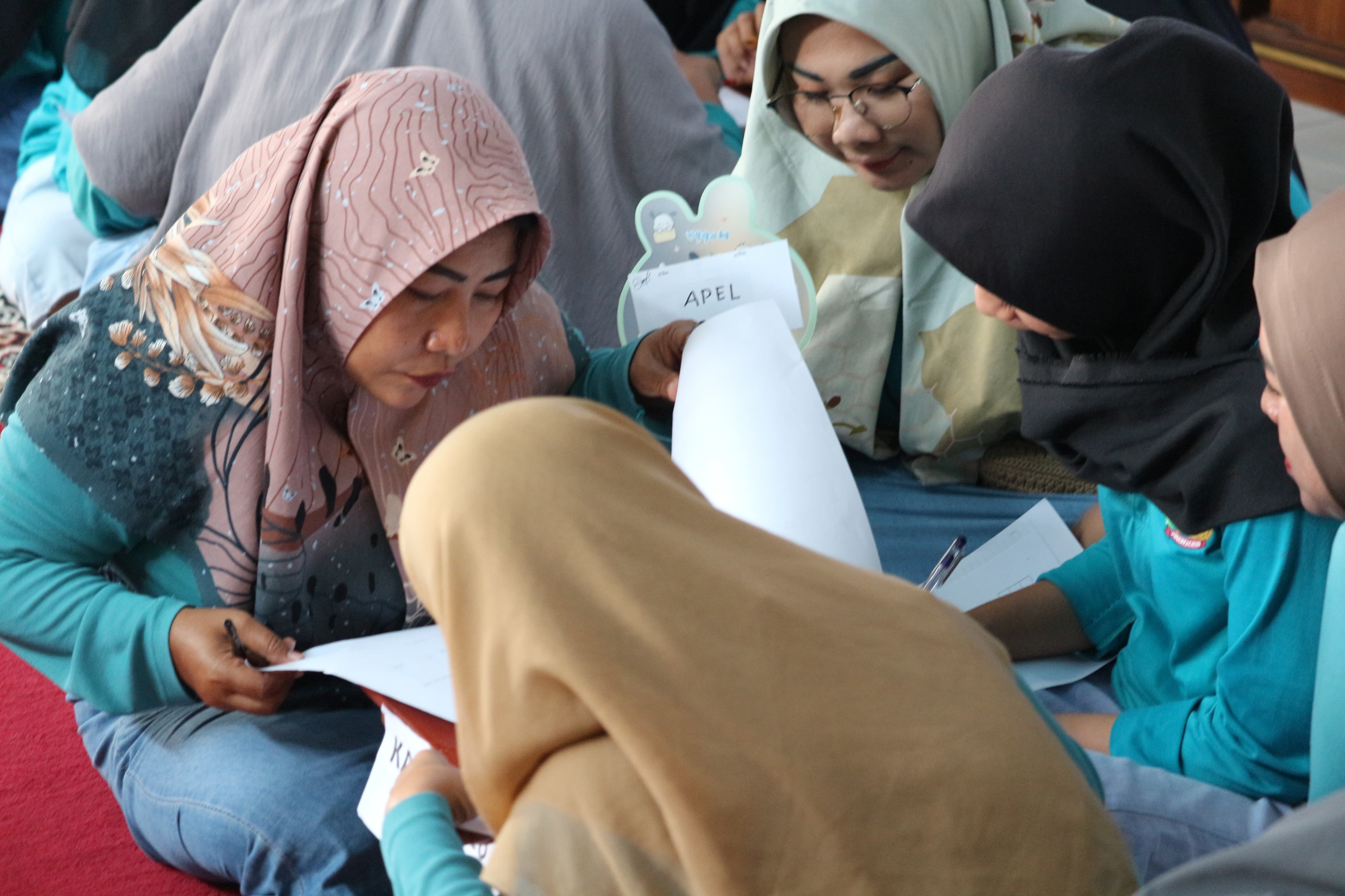 LOMBA - Dalam rangka memeriahkan peringatan Maulid Nabi Muhammad SAW, Rutan Perempuan Kelas IIA Surabaya yang ada di Desa Kebonagung, Kecamatan Porong, Sidoarjo menggelar serangkaian lomba Islami yang diikuti para warga binaan.