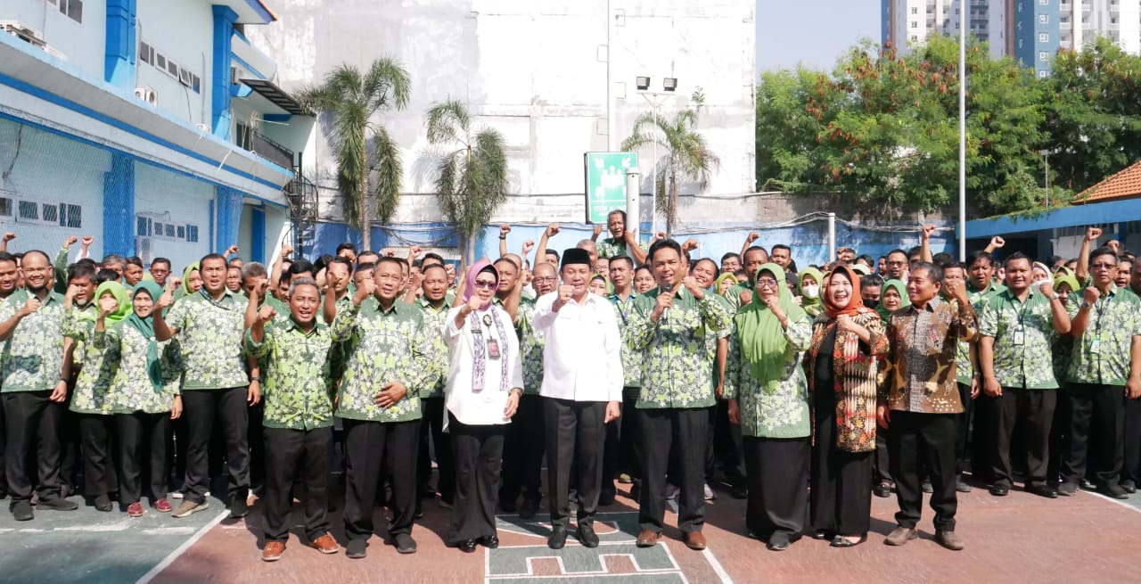 APRESIASI - Plt Bupati Sidoarjo, Subandi mengapresiasi peningkatan penghasilan Perumda Delta Tirta Sidoarjo dari Rp 15 miliar menjadi Rp 43 miliar dalam 2 tahun terkahir saat Apel Pagi di Perumda Delta Tirta, Rabu (18/09/2024).