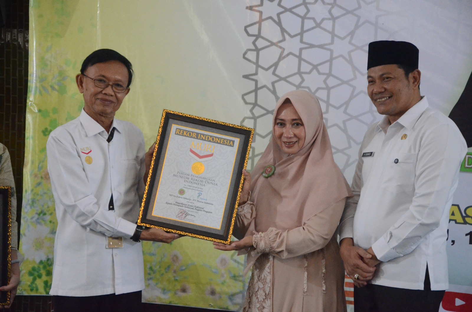 MURI - Ribuan jamaah Majelis Ta'lim Bunda Muslimah Az Zahra Sidoarjo mendapatkan pemeriksaan kesehatan gratis di halaman Masjid Agung Sidoarjo, Rabu (18/09/2024). 