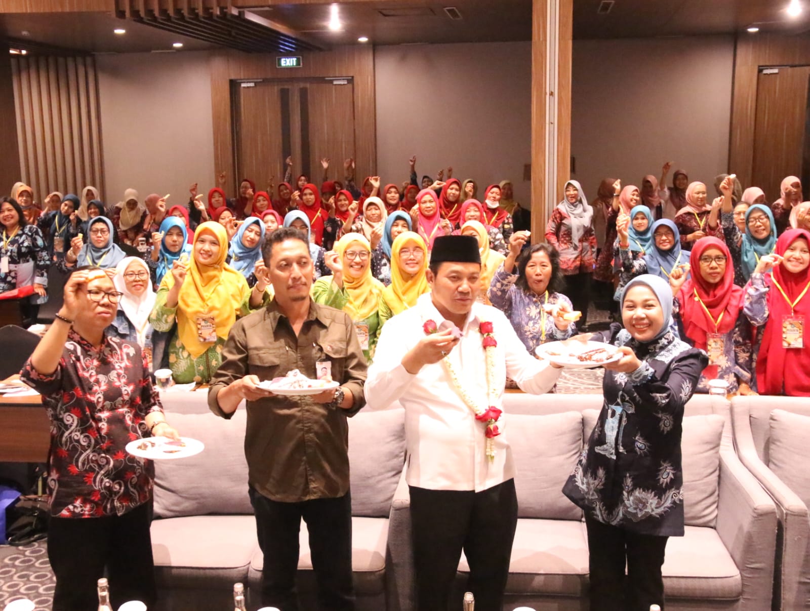 PANGAN - Dinas Ketahanan Pangan dan Pertanian, Pemkab Sidoarjo mengajak para pendidik IGTKI Sidoarjo dengan pelatihan pangan olahan non pangan beras serta non terigu berupa singkong di Ballroom Aston Hotel Sidoarjo, Rabu (18/09/2024).