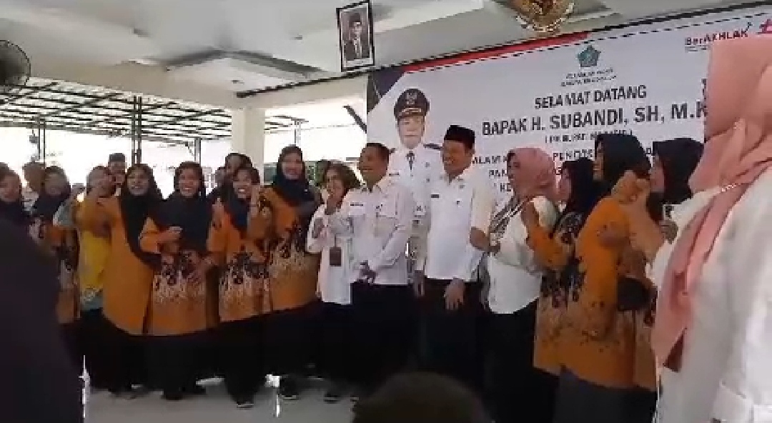 SLOGAN BAIK - Camat Sedati, Abu Dardak diduga ikut Kampanyekan Paslon Bupati dan Wakil Bupati, Subandi dan Mimik dengan slogan BAIK dalam yel-yel sesudah acara resmi pembagian bantuan pangan.