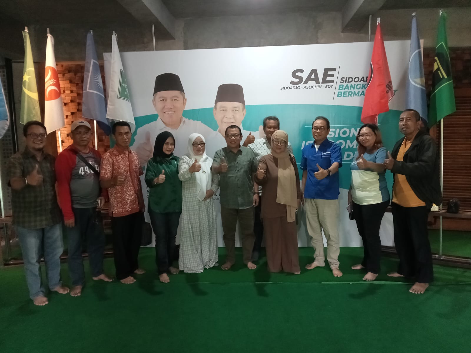 DUKUNGAN - Komunitas Alumni Universitas Airlangga (Unair) Surabaya memberikan dukungan Pasangan Calon (Paslon) Bupati dan Wakil Bupati, Achmad Amir Aslichin dan Edy Widodo (SAE) di Posko Pemenangan Perum Taman Pinang Indah, Sidoarjo, Kamis (19/09/2024).