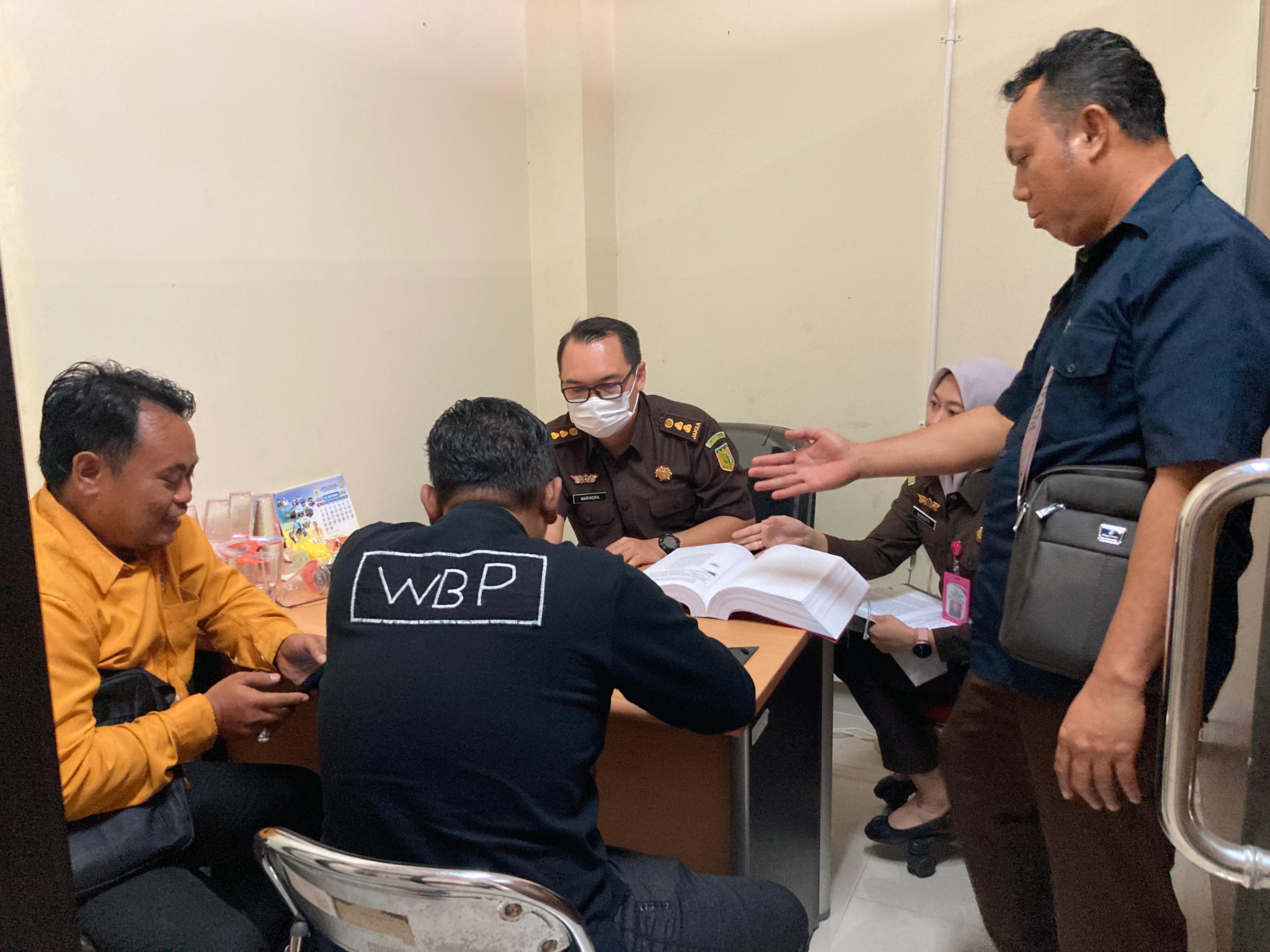 SERAHKAN - Tim Penyidik PPNS Kanwil DJP Jatim II bersama Jaksa Peneliti Kejati dan Tim Korwas Reskrimsus Polda Jatim menyerahkan tersangka DPA dan DA beserta barang bukti ke Kejari Bojonegoro, Kamis (19/09/2024).