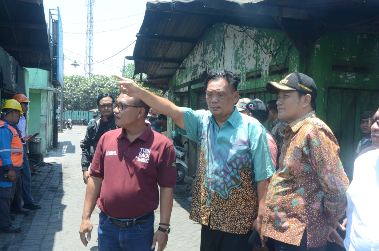 CEK - Plt Bupati Sidoarjo, Subandi mengecek kondisi kebakaran Pasar Sepanjang, Kecamatan Taman, Sidoarjo yang diduga disebabkan korsleting aliran arus listrik kemarin, Jumat (20/09/2024).