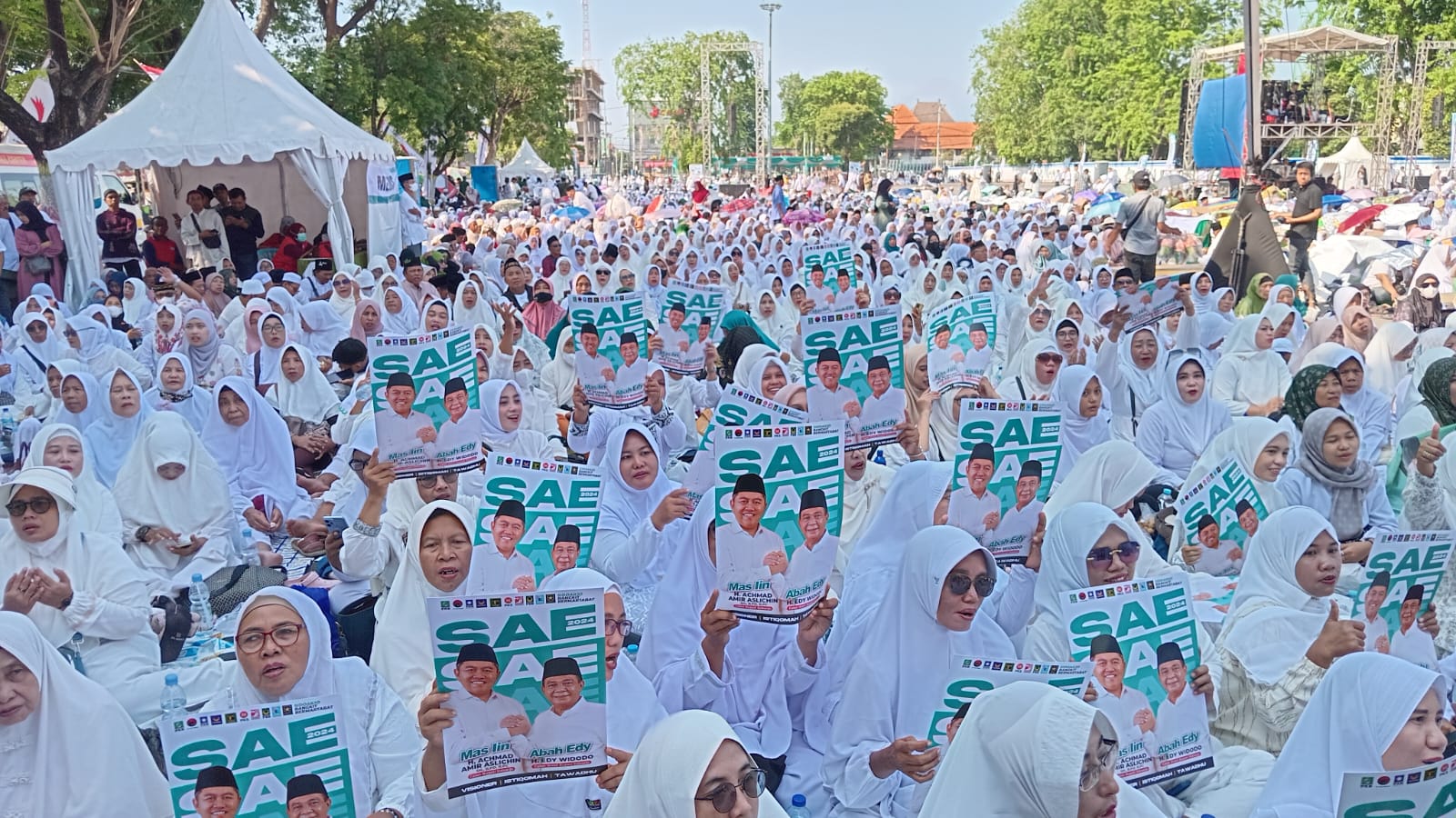 SAPA - Cabup dan Cawabup Sidoarjo, Achmad Amir Aslichin dan Edy Widodo (SAE) menyapa ratusan ribu massa yang ikut Istighotsah dan Deklarasi Paslon SAE di Parkir Timur GOR Sidoarjo, Sabtu (21/09/2024).