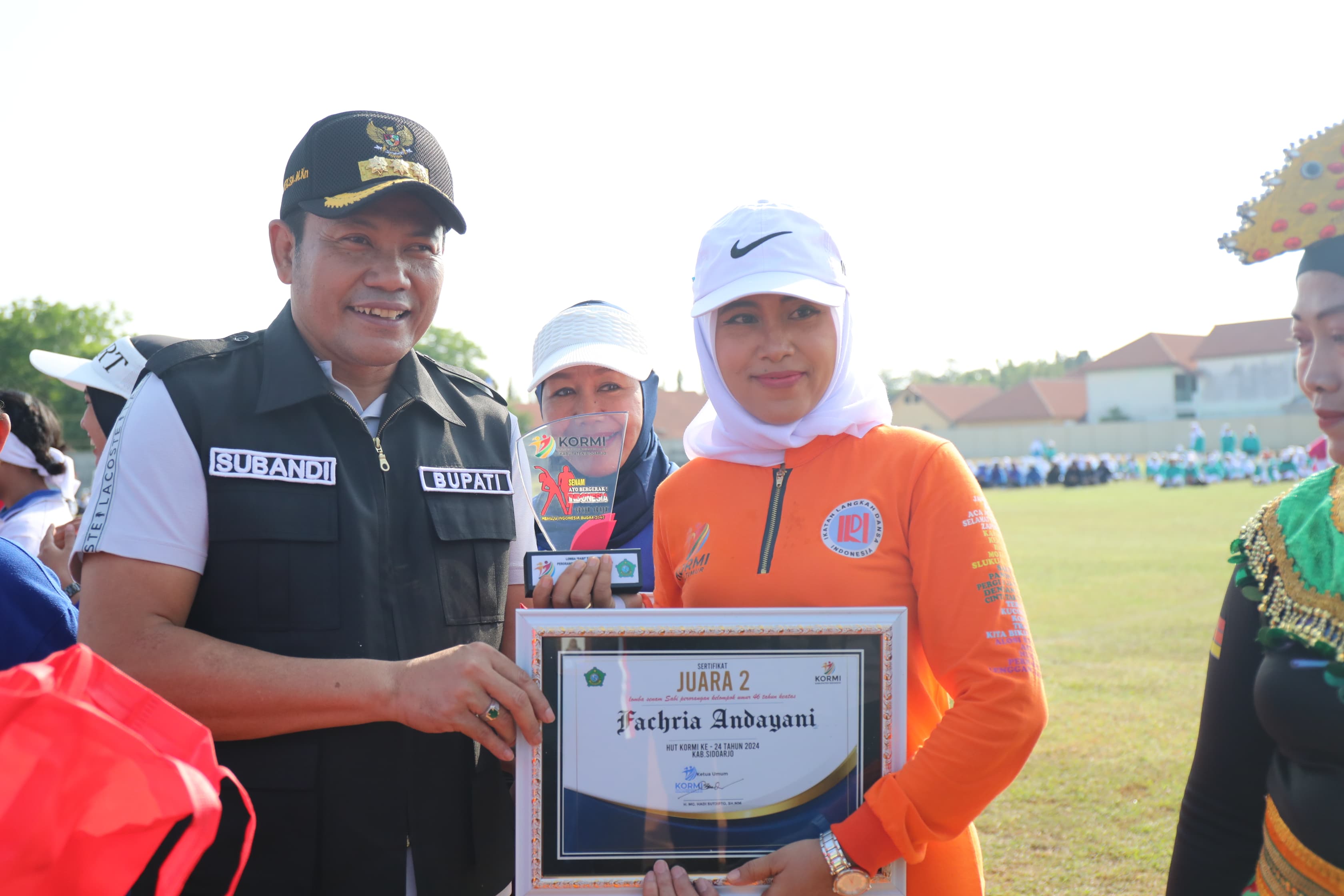 HUT - Plt Bupati Sidoarjo, Subandi menegaskan komitmen meningkatkan kesehatan masyarakat melalui pengembangan olahraga saat perayaan HUT ke 24 KORMI Sidoarjo yang digelar di Stadion Jenggolo, Sidoarjo, Minggu (22/09/2024).