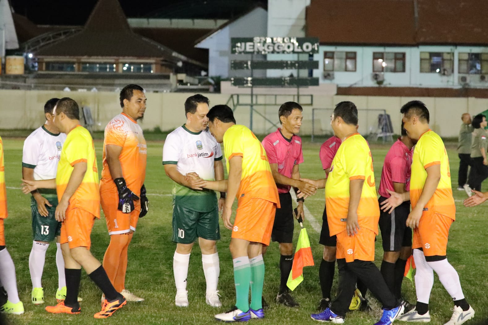 LOGO - Pj Gubernur Jawa Timur Adhy Karyono menjadikan Sidoarjo menjadi tempat kick off dan launching logo peringatan Hari Jadi Provinsi Jawa Timur ke 79 Tahun 2024 di Stadion Jenggolo Sidoarjo, Sabtu (21/09/2024) malam.